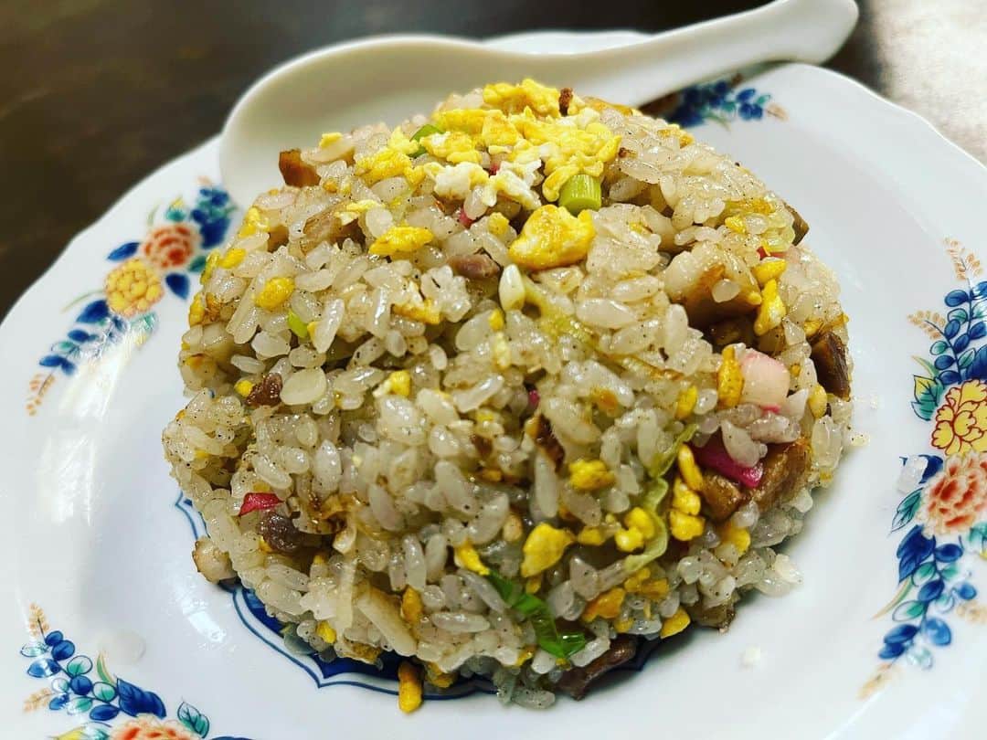 やまだひさしのインスタグラム：「孤独のグルメ 東京着いて町中華直行。 中国料理屋さんじゃなくてメニューにカツ丼やオムライスがある町中華の炒飯が無性に食べたくなる。海外もチャイナタウンは世界中あれど、町中華の味にはなかなか出会えない。カレーも旨かったりするのよねー。 この後サウナで整う予定が定休日でガッカリ。。。  #やまだひさし #ラジオ #DJ #町中華 #チャーハン #大好き」