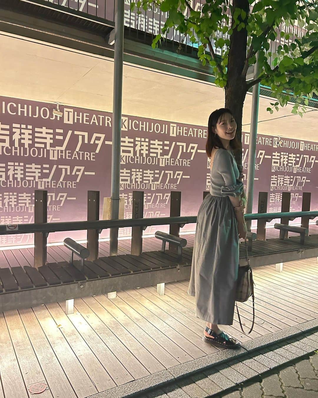 のインスタグラム：「夜の吉祥寺で友人の誕生日会🥳 誕生日ガールのご希望で、シャンパンで乾杯の前にカラオケ行ったよー！ わたし歌える曲1990年代で止まってるよー！笑  帰り際に夜のディープな吉祥寺に遭遇してまた飲み行こうって約束して解散！  魚介とか肉とかみんなでわーって食べて、話して笑って楽しい夜だった✨  ワンピース @sorin__official  サンダル　@drmartens_japan  バッグ　@the_dilettante_official」