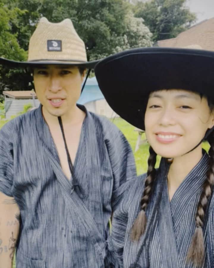 優美のインスタグラム：「- 週末のHIROKAWA FARM!!  ブラックジャックというスイカ🍉 種無しのちょーBIGな子。 薄ら模様があって美しかった!!  バジルも最高に香りが良くて。 トマトは早めに収穫して追熟🍅  こんなに風が強くても元気に育ってくれる野菜たちに感謝。  この日も朝から楽しい畑TIMEでした♡  #朝活 #農スタグラム  #HIROKAWA夫婦 #happy夫婦 #夫大好き」