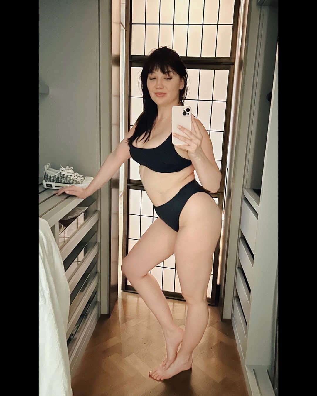 デイジー・ロウのインスタグラム：「3 months of motherhood & this is where I am at. I am still breastfeeding. I am still me…   I have to remember that 3 months isn’t that long for my body to recover. I am feeling so overwhelmed with love and magic as well as exhaustion…   I am sat here as Ivy has her nap. Everyone says that you should sleep while the baby sleeps… I’ve never been very good at listening to what everyone says 😂   I am trying to remember to be gentle on myself, that my body made our sassy little angel. This picture was taken in a moment when I was feeling very proud of what my body has achieved… and I popped on my @formandfold bikini for the first time   Biggest love and respect to all the humans out there trying to love their own incredible bodies.   We are all made of stardust 🌟」