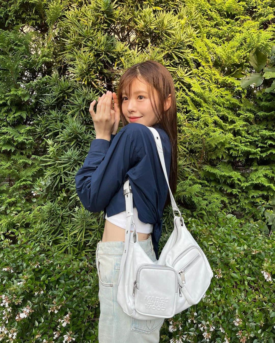 鈴木ゆうかのインスタグラム：「.  お洋服🐰 Tops @amiparis  Denim @amiparis  Bag @margesherwood_official  Shoes @nike」