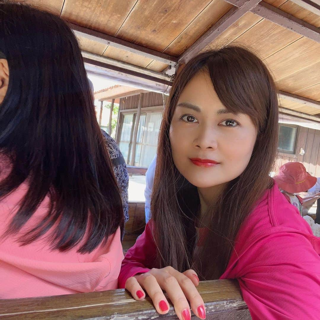 野本愛さんのインスタグラム写真 - (野本愛Instagram)「竹富島で牛車に乗ったよー🥰💕💕  担当してくれた水牛は ニーランちゃん🥰✨  若い牛で3ヶ月で仕事覚えた 頭のいい子なんだって❣️  水牛の中には 4年かけてやっと仕事覚えた子もいるらしい😆😆笑笑  安全運転してくれたよ❣️  この日の竹富島は めちゃくちゃ晴れてて 空の青が綺麗だった❣️ 砂が白いから 彩度が高い景色でした🩵🩵  ただ暑すぎて 熱中症になりそうレベルで 日差しも強くて😂😂  竹富島で人気のかき氷屋さんに 行ったら臨時休業だし 暑さで体力なくて コンドイビーチに行かれなかった😂😂  次はコンドイビーチも行きたいな❣️  星のや竹富島泊まりたい🏝️笑  ワンピはオーストラリアのブランドの @misterzimi 👗 ラッシュガードは @uniqlo 👚  日差しが強すぎてUVカットの パーカーないと厳しいです😆  #竹富島 #竹富島観光 #竹富島水牛車 #竹富島水牛 #牛車 #水牛 #ニーランちゃん #沖縄旅行 #沖縄観光 #島旅 #離島 #離島巡り #旅の思い出 #沖縄観光スポット #沖縄好き #旅女子 #晴れ女 #旅行コーデ #misterzimi #ユニクロきれいめ部 #ラッシュガード #ワンピースコーデ #taketomiisland #taketomijima #okinawatrip」7月10日 21時00分 - himemode