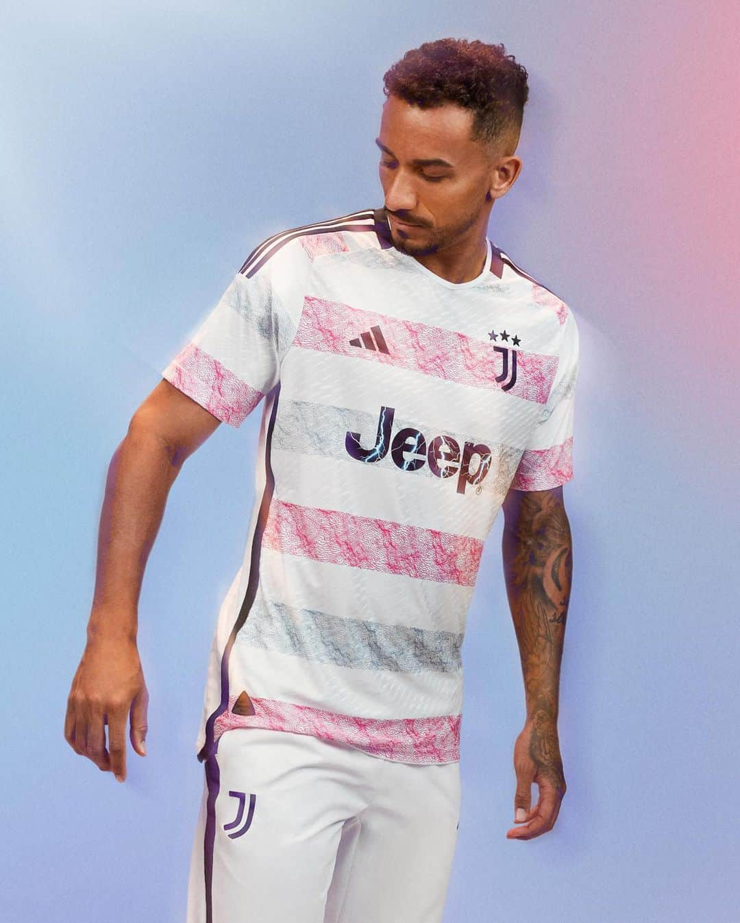 ユヴェントスFCさんのインスタグラム写真 - (ユヴェントスFCInstagram)「Dani in our new away jersey 😍💗」7月10日 20時53分 - juventus