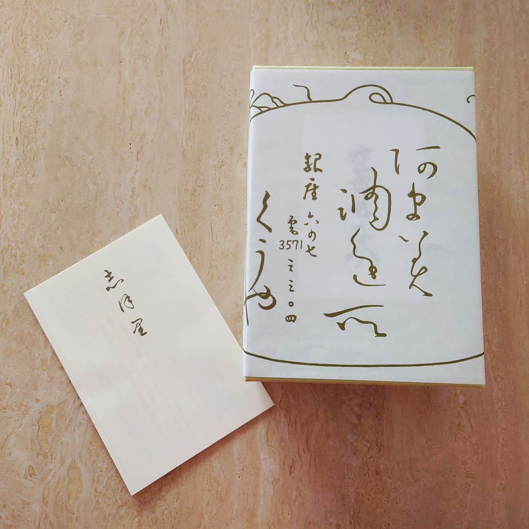 LEEさんのインスタグラム写真 - (LEEInstagram)「投稿に先立ちまして、今回の豪雨により災害に遭われた皆様に心よりお見舞い申し上げます。一日も早く復旧が進みますことをお祈り申し上げております。  豪雨災害、猛暑など異常気象で大変な思いをされている方々のニュースが駆け巡った今日、最近購入したものの話題を予定していましたが、気持ち的に追い付かず、少し個人的な最近のできごとを投稿させていただくことにしました。お読みいただけるなら幸いです。  -----------------------------  【「空也もなか」に初遭遇！ 極上の帰省土産・東京土産をお探しの方におすすめです】  毎年7月になると、学生時代の友人たちと決まって出かける先があります。それは若くして亡くなった友人のお墓参り。もう14年になりますが、今回も大勢集まりました。故人はこんなにも愛されていたんだねと惜しむ声がそこここから聴こえます。  帰りがけ、故人のパートナーだったKさんからいただいたのが、こちら写真の「空也もなか」。皆が口々に「わあ、空也のもなかだ！」、「有名だよね」と感激している様子。  恥ずかしながら、知らなかった私に「夏目漱石がひいきにしていた」「歌舞伎役者との縁も深い」「入手困難」など様々な情報がもたらされました。  帰宅後、半ば興奮しながら箱を開けると「焦がし皮」の香ばしい薫りがふわっと広がり、期待に胸が膨らみます。はふっとかぶりつくと、ぱりっとした食感のあとに追いかけてくる餡のふくよかさ、上品な味わいに感動！ 長い間人々に愛されてきたという老舗の味わいの確かさにうなずくばかりです。  賞味期限は1週間。初めはパリッとしていた皮が餡となじんでいく、その過程の味わいの変化も秀逸とのことなので、大切にいただいていきたいと思っています。  もなかとともに入っていた説明書きによると、早めに電話予約した上で銀座の店舗に赴けば入手可能とのこと。帰省など予定が決まっている方におすすめです。  最後になりましたが、何年経っても友人たちを大切にもてなしてくれるKさん、故人のご家族のみなさんの温かさと優しさに、尊敬という言葉では足りない想いを抱きながら今年のお墓参りも終えたことを付け加えて、今回の投稿を締めくくらせていただきます。最後まで読んでいただき、ありがとうございました。 （webぽんぽこ）  空也 銀座6丁目7-19 電話番号 03（3571）3304  #magazinelee #leeweb  #空也 #空也もなか #もなか #最中 #帰省土産 #東京土産 #土産 #和菓子 #老舗 #老舗和菓子 #銀座土産 #手土産 #銀座和菓子 #銀座和菓子店 #東京和菓子」7月10日 20時53分 - magazinelee