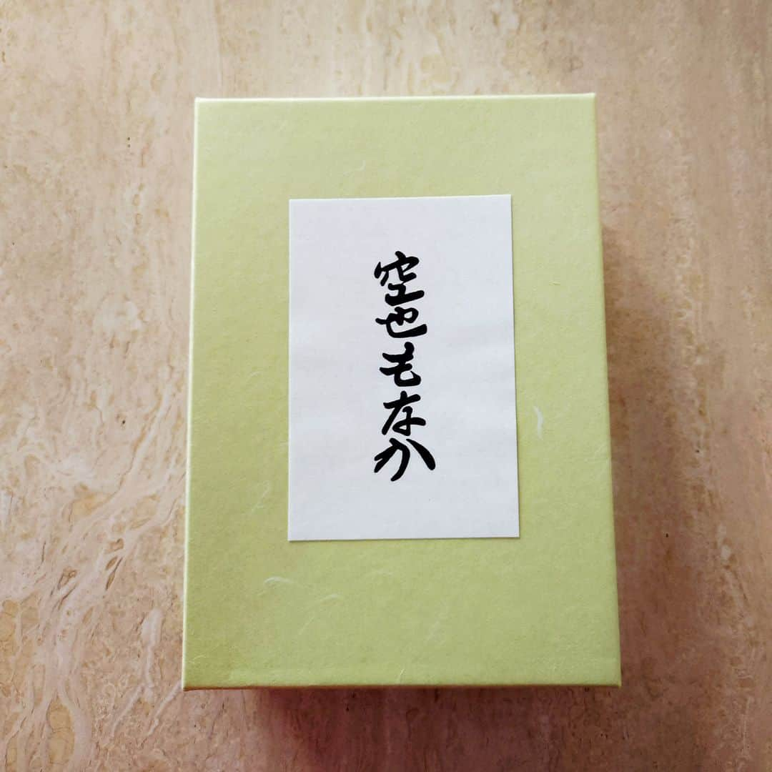 LEEさんのインスタグラム写真 - (LEEInstagram)「投稿に先立ちまして、今回の豪雨により災害に遭われた皆様に心よりお見舞い申し上げます。一日も早く復旧が進みますことをお祈り申し上げております。  豪雨災害、猛暑など異常気象で大変な思いをされている方々のニュースが駆け巡った今日、最近購入したものの話題を予定していましたが、気持ち的に追い付かず、少し個人的な最近のできごとを投稿させていただくことにしました。お読みいただけるなら幸いです。  -----------------------------  【「空也もなか」に初遭遇！ 極上の帰省土産・東京土産をお探しの方におすすめです】  毎年7月になると、学生時代の友人たちと決まって出かける先があります。それは若くして亡くなった友人のお墓参り。もう14年になりますが、今回も大勢集まりました。故人はこんなにも愛されていたんだねと惜しむ声がそこここから聴こえます。  帰りがけ、故人のパートナーだったKさんからいただいたのが、こちら写真の「空也もなか」。皆が口々に「わあ、空也のもなかだ！」、「有名だよね」と感激している様子。  恥ずかしながら、知らなかった私に「夏目漱石がひいきにしていた」「歌舞伎役者との縁も深い」「入手困難」など様々な情報がもたらされました。  帰宅後、半ば興奮しながら箱を開けると「焦がし皮」の香ばしい薫りがふわっと広がり、期待に胸が膨らみます。はふっとかぶりつくと、ぱりっとした食感のあとに追いかけてくる餡のふくよかさ、上品な味わいに感動！ 長い間人々に愛されてきたという老舗の味わいの確かさにうなずくばかりです。  賞味期限は1週間。初めはパリッとしていた皮が餡となじんでいく、その過程の味わいの変化も秀逸とのことなので、大切にいただいていきたいと思っています。  もなかとともに入っていた説明書きによると、早めに電話予約した上で銀座の店舗に赴けば入手可能とのこと。帰省など予定が決まっている方におすすめです。  最後になりましたが、何年経っても友人たちを大切にもてなしてくれるKさん、故人のご家族のみなさんの温かさと優しさに、尊敬という言葉では足りない想いを抱きながら今年のお墓参りも終えたことを付け加えて、今回の投稿を締めくくらせていただきます。最後まで読んでいただき、ありがとうございました。 （webぽんぽこ）  空也 銀座6丁目7-19 電話番号 03（3571）3304  #magazinelee #leeweb  #空也 #空也もなか #もなか #最中 #帰省土産 #東京土産 #土産 #和菓子 #老舗 #老舗和菓子 #銀座土産 #手土産 #銀座和菓子 #銀座和菓子店 #東京和菓子」7月10日 20時53分 - magazinelee