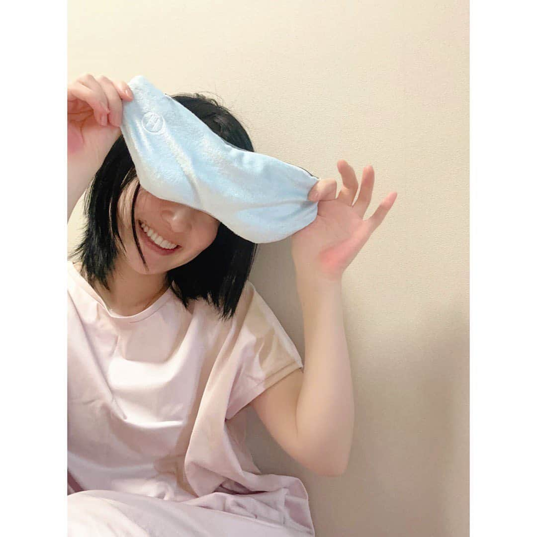 永末まゆさんのインスタグラム写真 - (永末まゆInstagram)「ぐっすり安眠したくて、普通より少し重みがあるアイマスクを試してみましたー☺️ （300ｇ程度）  ・重さにより顔にピッタリフィット ・重さによる遮光性 ・重さにより血流促進で睡眠の質の改善 ・眼球部分にくぼみにより、ちょうどよい重さによるここちよさ（フィット感） ・冷蔵庫で冷やし、冷やした状態で使用できる ・レンジで温めて暖かい状態で使用できる  などなど、夏はもちろん、冬も使い心地良さそう。  可愛いパッケージでプレゼントにもいいかも。ちなみに、ぐっすり安眠できました😴🥱🛏️  楽天のみですが、紹介者クーポンがあるので気になる方はチェックしてみてください🎈 https://coupon.rakuten.co.jp/getCoupon?getkey=QUJFMy1OTEtILU9RTUUtUVBaNQ-- ・ ・ ・  PR #HIRUNEGAO #加重アイマスク #アイマスク #安眠グッズ #ホットアイマスク #デスクワークのお供 #旅行のお供 #安眠 #寝不足解消 #安眠グッズ」7月10日 20時54分 - nagasuemayu