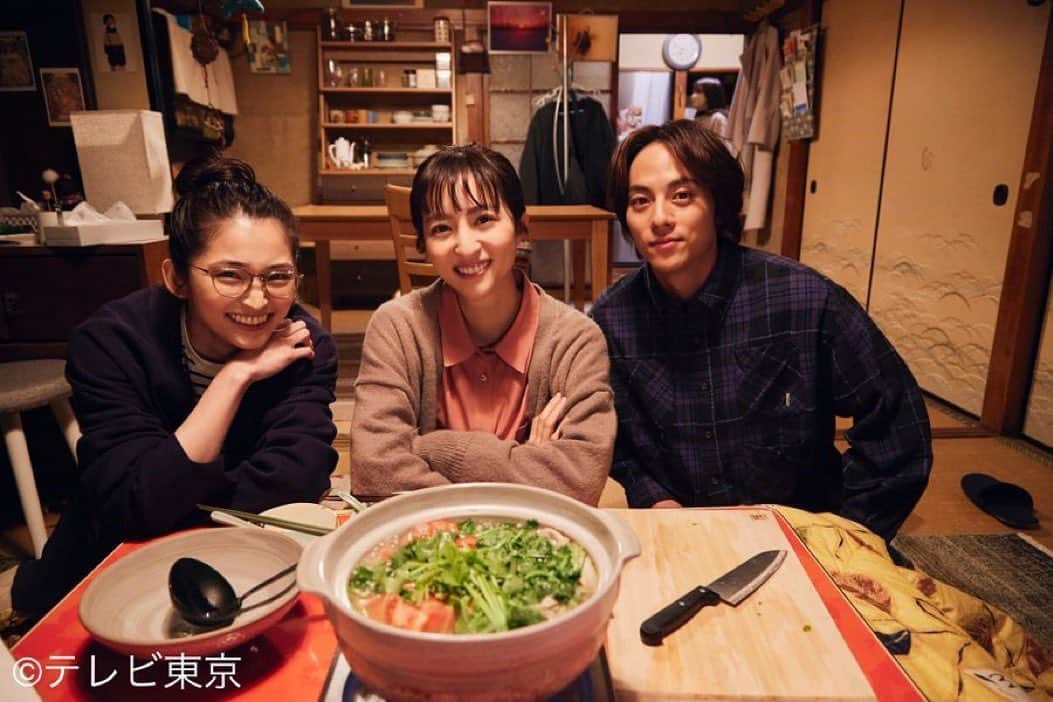 永田崇人のインスタグラム：「ドラマ「 #私と夫と夫の彼氏 」 写真は、公式さんにお借りしました🫡  これが噂の、パクチートマト鍋です。パクチー苦手だったのですが、食べれるようになってきました。Tverにて見逃し配信もありますよー！観てね😊  #テレビ東京 #おとかれ」