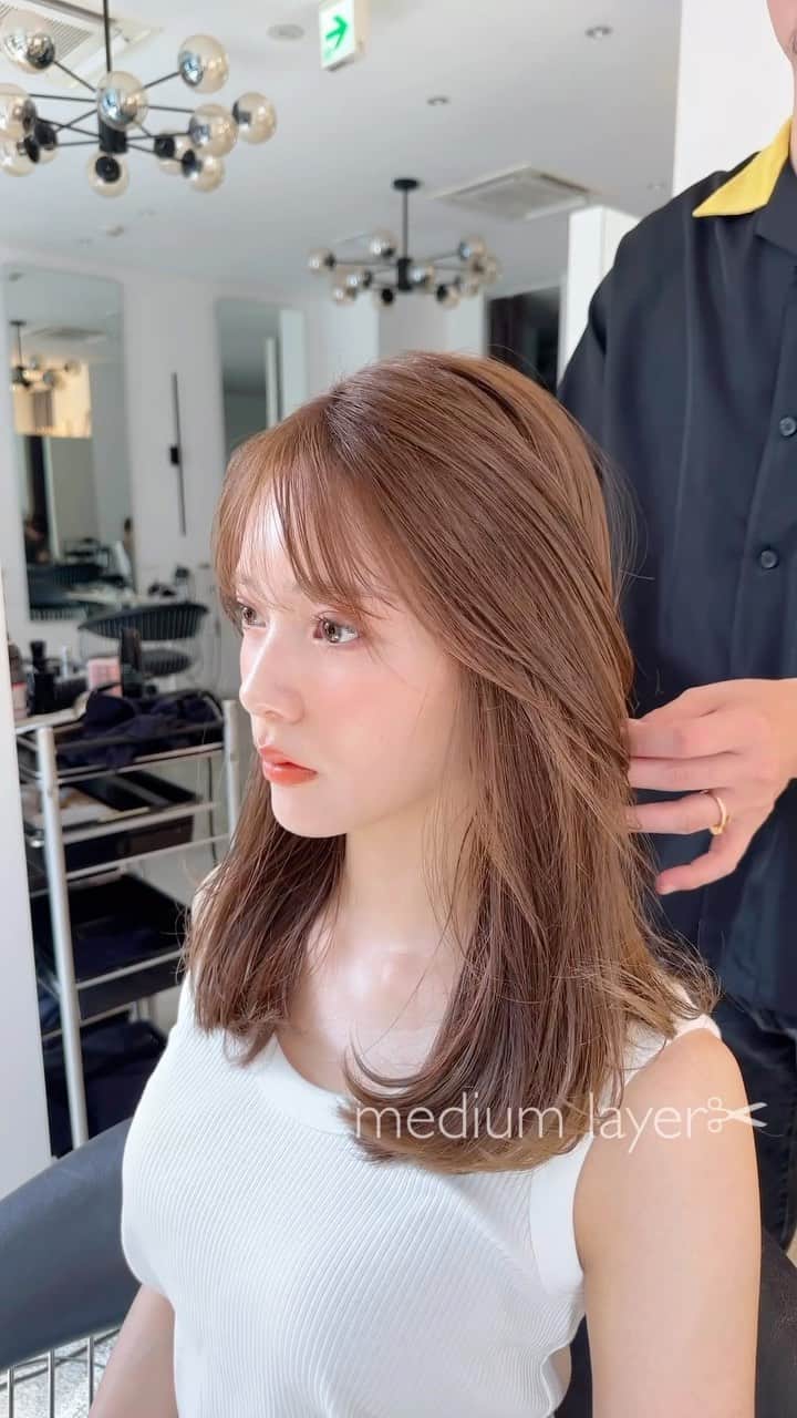 齋藤純也のインスタグラム：「ミディアムレイヤースタイル✂︎  動きのあるデザインがこだわりです^_^ 骨格と輪郭と髪質に合わせてその人らしく美しいヘアスタイルを🎵  ✴︎PRICE✴︎ カット✂︎7700円 カラー✂︎7700円  カットなしの場合シャンプーブロー料金+2200円 カラーはトリートメントin処方で圧倒的な艶感と手触りをプラスします。 ブリーチor3Dハイライト施術はプラス7700円です。 パーマ✂︎7700円 トリートメント✂︎種類多数によりカウンセリングで決めさせていただきます。5500円〜11000円 縮毛矯正✂︎17600円、前髪のみは6600円 ・ ネット予約が×の所もお電話かDMで時間調整できますので気軽にご連絡ください！ kelly.表参道本店　A1出口より徒歩45秒 東京都渋谷区神宮前5-2-5 JY表参道ビル２Ｆ kelly. ・ ・ ✔️群馬県伊勢崎市で出勤するスケジュールは隔週水曜日です。 群馬店は料金が異なります、お問い合わせください 群馬のご予約はＤＭまたは ホットペッパービューティーで  kelly. by L.O.G 検索✂︎ 在籍日程が少なくて申し訳ありません。 薬剤は最新のものを揃えました 群馬県伊勢崎市宮前町146-1」