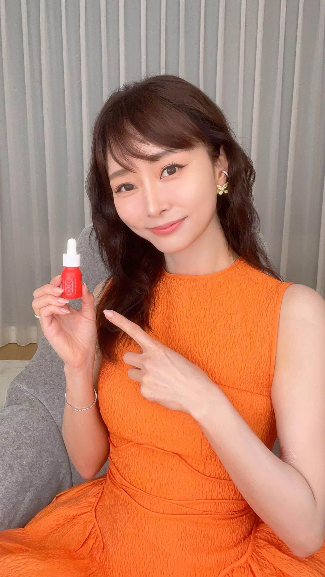 石井美保のインスタグラム：「夏の毛穴&紫外線毛穴の秘訣を公開！  私も愛用しているSISI @sisi.tokyo とのコラボ配信です。  <視聴者様限定クーポン>  クーポンコード 【mihosisi0710】   ・SISI公式オンラインストアでのお買い物 のみ対象となります。 ・全品10%オフ(税込2200円以上のお買上げ)  ・税込6000円以上購入してくださった方全員にマジックキャッチャー(シートマスク1)枚をプレゼント  ※2023年7月16日まで   <ご紹介した商品> ・ハイジャンプ30 ビタミンC美容液  ・アイムユアヒーロー  ・マジックキャッチャータイトニングマスク ・ロザリティ ウォータリーマスク  #sisitokyo  #ハイジャンプ30  #ビタミンC美容液 #pr @sisi.tokyo」