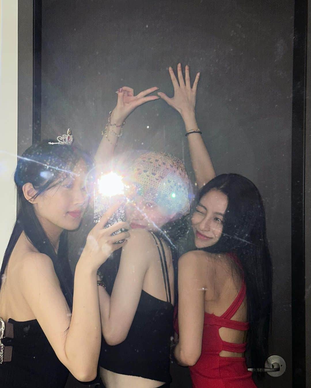 ヤン・ヘジのインスタグラム：「🌙🖤」
