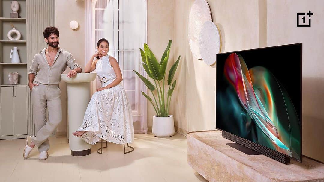 のインスタグラム：「Get an immersive & magical experience with the #OnePlusTVQ2Pro. @mira.kapoor and I are driving away our Monday blues by binging on our favorite show, how about you?  @oneplus_india #ImaginationAndIntelligence #Ad」