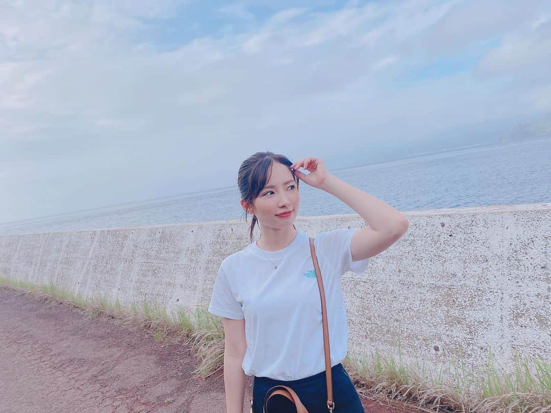 岸田麻佑のインスタグラム：「♡ 海沿いを散歩☀️ 夏だね〜 . #九州旅行 #九州観光  #長崎旅行 #長崎観光  #アイランド長崎  #長崎 #伊王島」