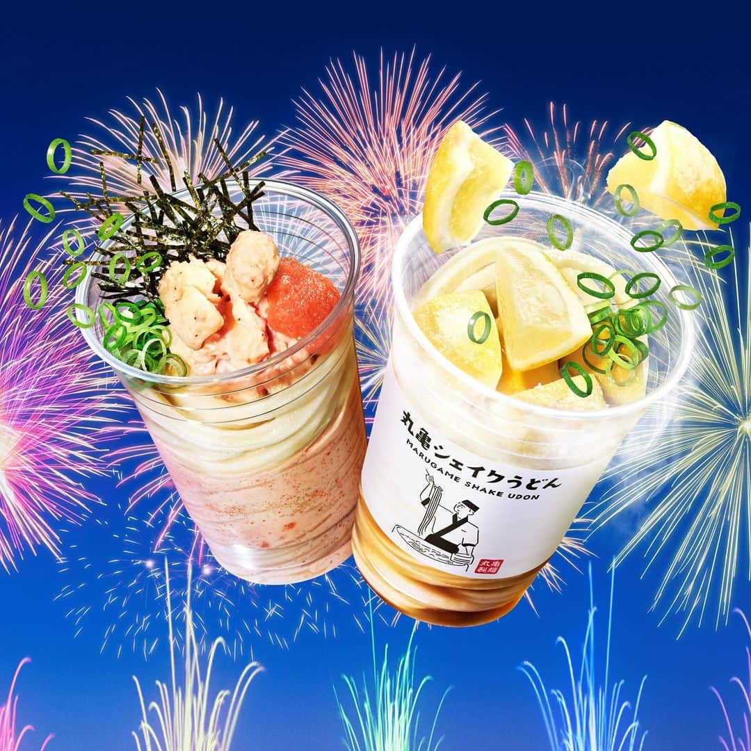 丸亀製麺のインスタグラム：「試したいと思ったら「🍋」でコメントしてください！  7月18日より全国の丸亀製麺で #極冷凍らせ塩レモンぶっかけうどん 、 #明太ポテサラクリームうどん 、  #凍らせレモンのねぎ塩豚しゃぶぶっかけうどん の3種類を販売開始します👹 詳細はこちら👇  ●極冷凍らせ塩レモンぶっかけうどん レモンの風味が効いた「特製レモンぶっかけだし」に凍らせたレモンをトッピング。シェイクするとたちまち冷えひえうどんのできあがり  ●明太ポテサラクリームうどん 冷たい明太クリームだしに、明太子風味のポテトサラダ、さらに明太子を添えたピリリとまろやかな味わい  ●凍らせレモンのねぎ塩豚しゃぶぶっかけうどん 冷やし豚しゃぶに、ねぎ塩をたっぷりと。食べ応えとさっぱりを両方叶えた欲張りうどん  さらに、7月12日は #丸亀シェイクうどん感謝デー ！全国47都道府県の限定店舗にてシェイクうどんの夏の新作を無料でお配りします🙌いち早く試食できるのでハイライトをチェックしてくださいね♪  #丸亀製麺 #丸亀うどん #udon #麺 #うどん」