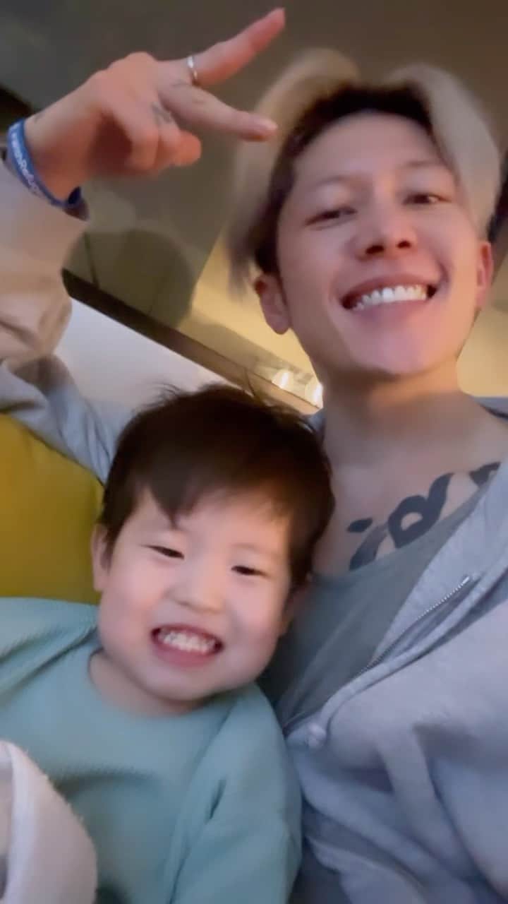 雅-MIYAVI-のインスタグラム：「One summer’s day   🌻  #JetLaggedBoys #時差ボケ男子組 #あの夏へ」