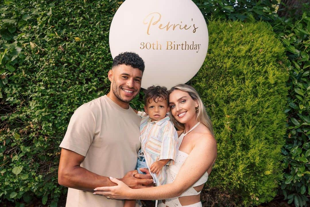 アレックス・チェンバレンさんのインスタグラム写真 - (アレックス・チェンバレンInstagram)「Happy 30th birthday to our special girl. We love you!❤️😁 @perrieedwards」7月10日 21時09分 - alexoxchamberlain