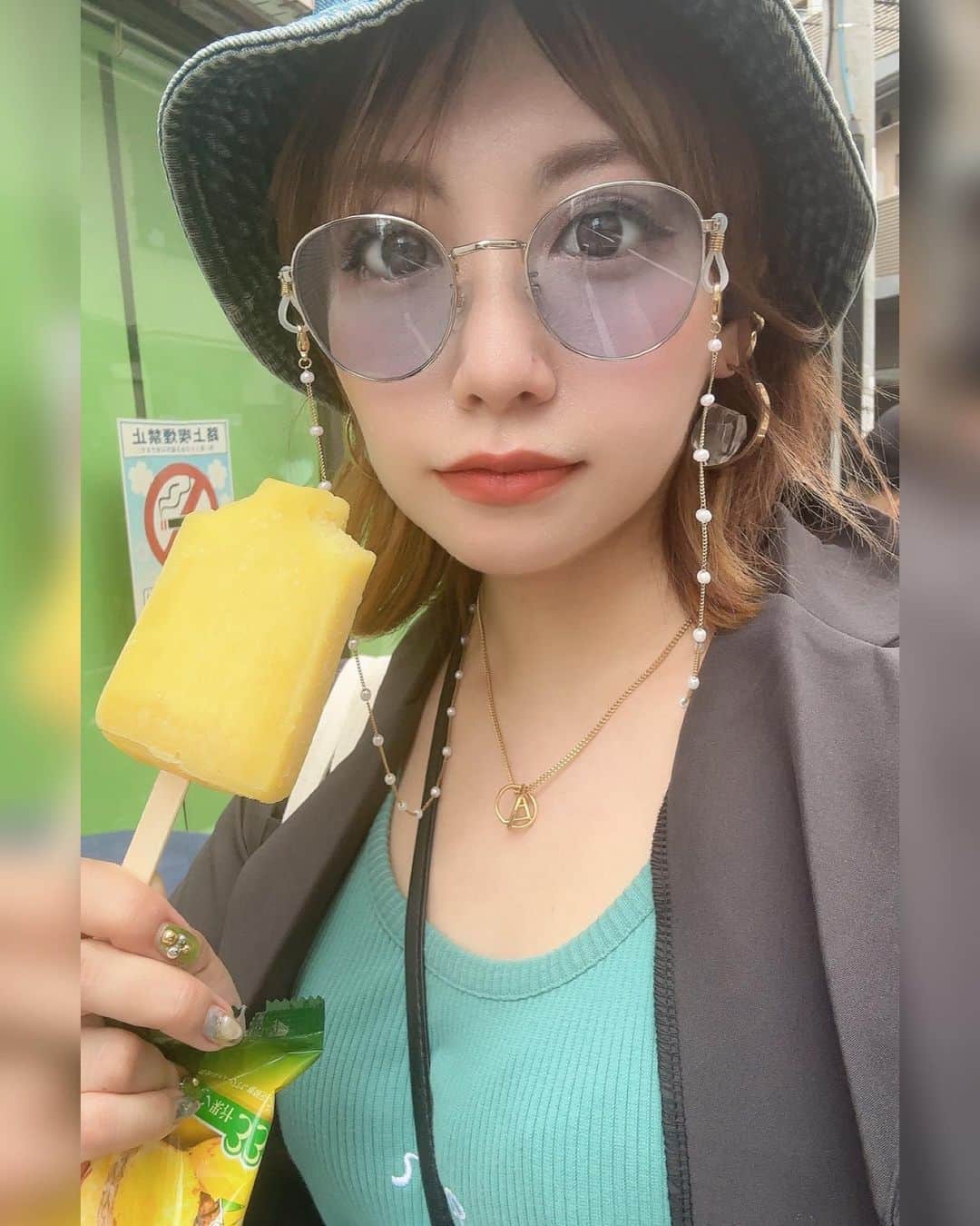 なつきのインスタグラム：「. ガリガリ君のパイン食べながら餃子並んでた🧊 めちゃ暑かった〜🥵🥵 昨日写真載せ忘れたけど、ここのチャーハンも最高だった🫶 . #シティーグループ #ニュークラ #ベルベ #鈴鐘 #クラブベルべ #クラブ鈴鐘 #ホステス #キャバ嬢 #すすきのキャバクラ #すすきのホステス #ショートカット女子 #酒好き」