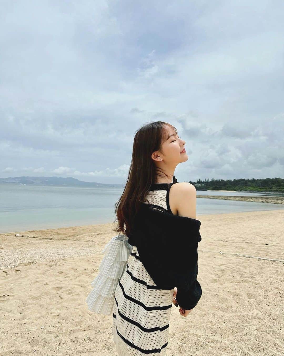 河野まひるのインスタグラム：「海行くと壮大な気分になれる🩵🩵」