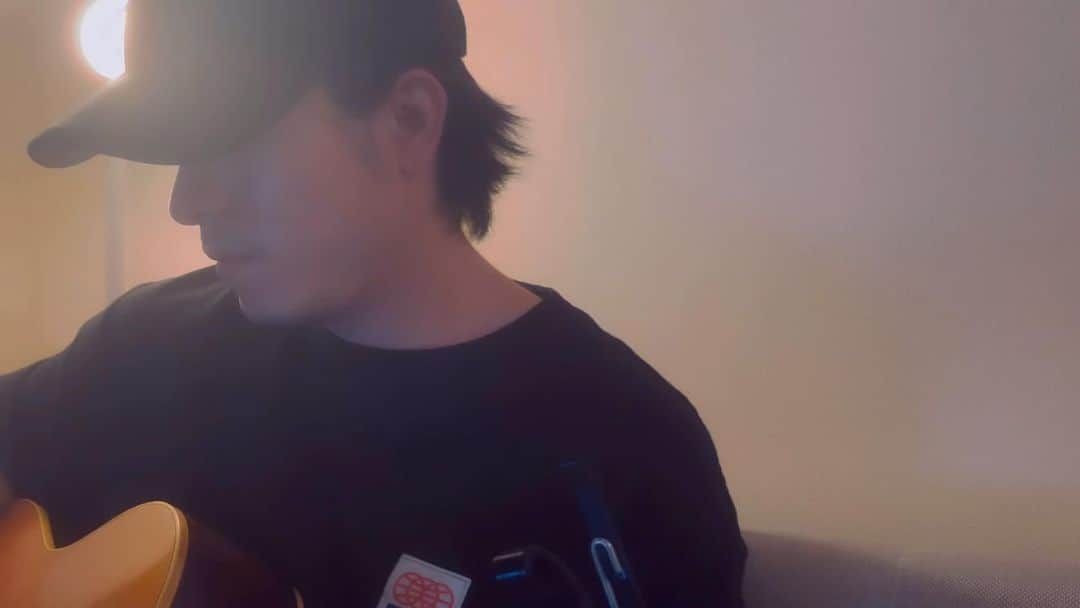 中谷優心のインスタグラム：「子供に大人気の曲ですが、大人の心にもぶっ刺さる曲ですよね。  北島三郎 / 詠人  #おじゃる丸」