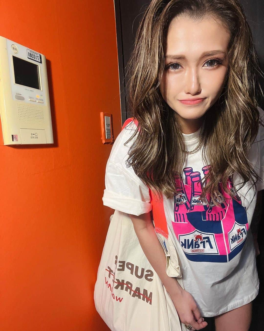 フェフ姉さんのインスタグラム：「Tシャツが好きで、またSHEINでGETしました🌞 . . 全部めちゃ可愛いねえ☺️幸 . . このTシャツ着て、ハンバーガー食べに行ってくる🍔 . . _ 9月30日まで使えるクーポンコード🎟️:aotan5444 . (🐠🫧お買い上げ金額5,999円までの購入でセール価格より15%OFF！ 🐠🫧6,000円以上は20%OFF！) _ １枚目 tops:16372823 pants:15306664 . 2枚目 tops:12757456 pants:15306664 . 3枚目 tops:15722573 _ #夏が1番好き🫠 #そんな私は夏生まれ #来週誕生日ー！！！ #フッフー🍉！ _ #SHEIN #SHEINforAll @shein_japan @sheinofficial」