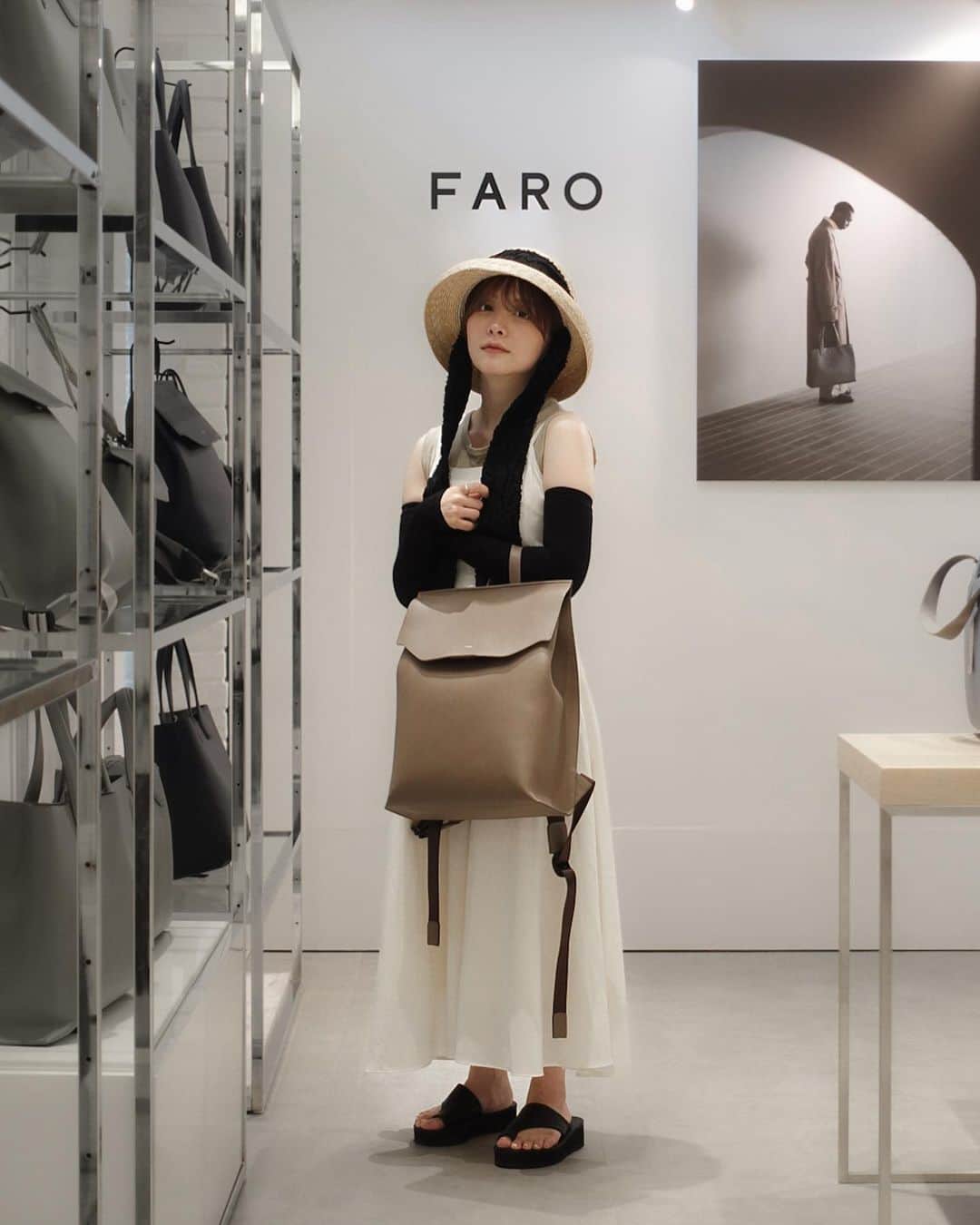 ゆ い りのインスタグラム：「バックは生活を共にするアイテムだから、肌馴染みのいいバックが良くて、それをFAROの展示会でたくさん見てきました🥺✨👜  私はやっぱりベージュのアイテム ばかりを手に取ってしまうな🫨🩶‥  小さなバッグ載せてるけど‥ 夏はこれくらいが丁度良いかも🌻  #faro #faro_japan #ファーロ」