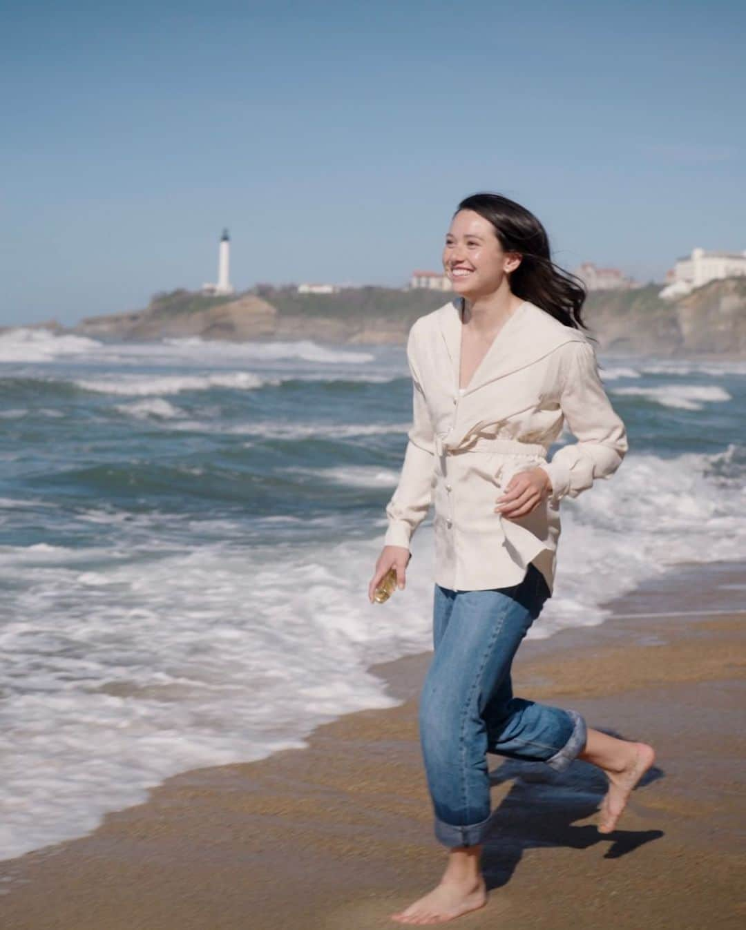 シボーン・バーナデット・ホーヒーのインスタグラム：「Imagine walking along La Grande Plage while feeling the warm sand and the cool Atlantic Ocean on your feet. You watch a group of kids catch a wave and stand up on their surfboards for the first time. When your cheeks turn pink from the radiant sun, you head to the little ice cream stand to get a refreshing citrus sorbet 🍊 You feel recharged and energized after a day on the beach 🕊️  While I won’t be having a beach holiday anytime soon, the Paris — Biarritz from Les Eaux de CHANEL fragrance collection will definitely remind me of being by the sea 🌊 This fresh and citrusy fragrant perfectly captures the sporty yet elegant atmosphere of Biarritz, the place where Coco Chanel opened her first Chanel boutique.   Now who wants to be transported to Biarritz this summer?   @chanel.beauty  #leseauxdechanel #chanelfragrance」