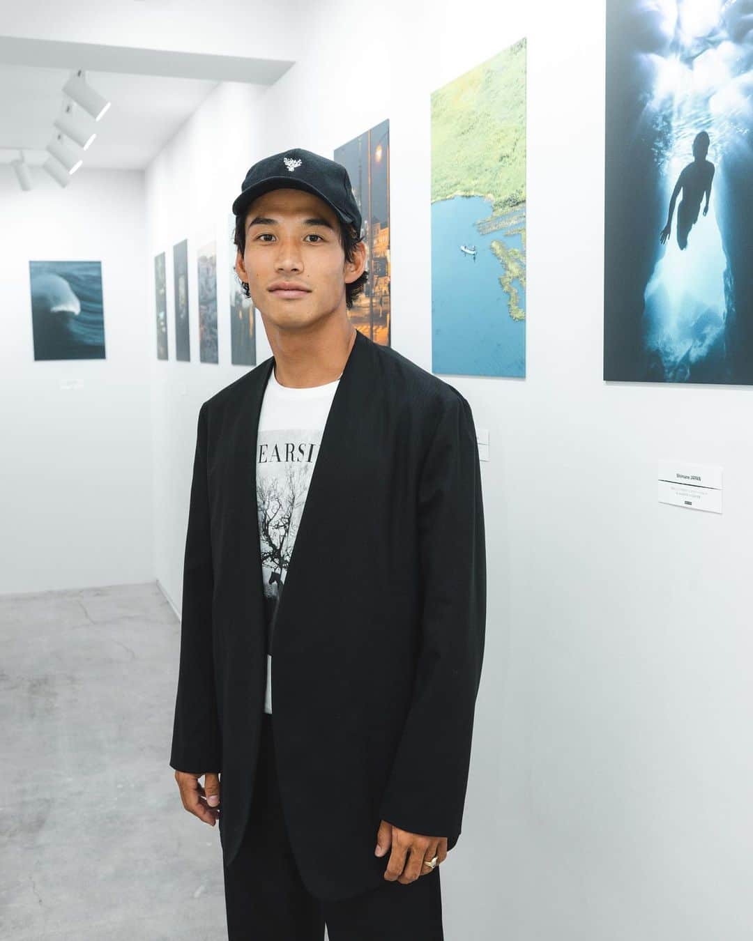 山中海輝のインスタグラム：「『”Dear＿sir” TOKYO EXHIBITION』 無事に終了しました。  この二日間、今までに感じる事ができなかった感情や経験に整理がまだつかず、気持ちを言葉にするのが得意なはずの自分ですが上手く言葉が見つかりません。 でもただただ幸せな気持ちで今は胸がいっぱいです。  Dear_sirと名乗り、媚びることなく自分の色を探し続けたこの5年。 誰かに学ぶわけでもなく、ただただ自分の感性に従って。 アートの意味を頭で考えるより五感で感じて心で捉えてきました。  そんな自分の信じた世界観をこうして一度も来場者が絶える事なく沢山の方に感じてもらえた事がとても幸せです。  初めてみたこの景色、ずっと忘れずにいたいと思います。  ご来場いただいた皆様本当にありがとうございました。  そしてこの個展を当日スタッフとして支えてくれた、友人達。 ラッパーの @pmkenobi___earthkick  @cucuha_kyoto_ 代表、モデルの @caroline_masunaga そして瞬間を残し続けてくれた　@norihiro_takeda 本当にありがとう。  この素敵な印刷を実現させていただいた福岡の印刷会社 #ハザマ印刷　様も本当にありがとうございました。」