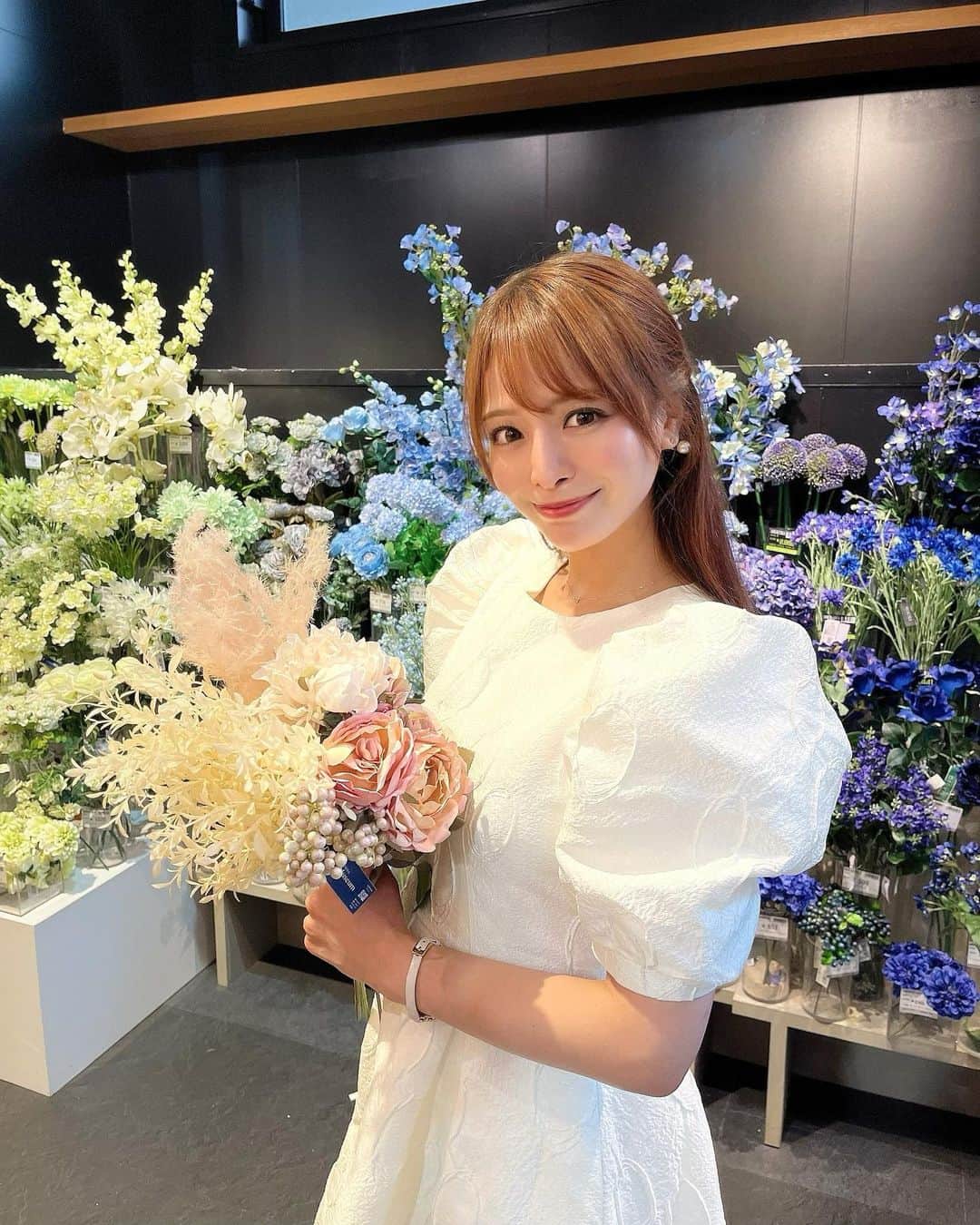 春菜めぐみのインスタグラム：「． とある撮影で使うお花たち🌷✨ ． ． 自分で花束作るのってセンスが問われるけど 可愛く出来た気がする😙✌🏻💕 ． ． お花屋さんで働いてみたい☺️💭笑 ． ． #🎬 #💐」