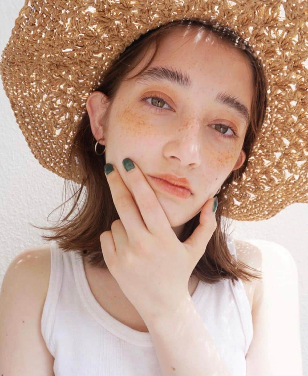 中島潮里のインスタグラム：「【夏ヘア夏メイク🌞】 身体に優しいプロダクトで夏を楽しもう！ 夏ヘアカラーに合わせて @7.nanatural の【キ】がオススメだし人気です〜！ ヴィーガン処方なのにしっかり発色するから使いやすくてビックリ🥹 whyteでも購入可能です！ ヘアカラーに合わせてメイクもいつもと変えても楽しいですね！  .  #ビーガンリップ#ビーガンコスメ#ヴィーガンコスメ#veganコスメ#ヴィーガンサロン#ビーガンリップ#オーガニックコスメだけでメイク#オーガニックコスメ#オーガニックコスメを選ぼう#自然由来成分#自然由来コスメマニア#コスメ紹介#ヴィーガンメイク#メイク方法#7nanatural#天然由来成分100パーセント#エシカルコスメ#ヴィーガンカラー#vegancolor#ビーガンカラー」