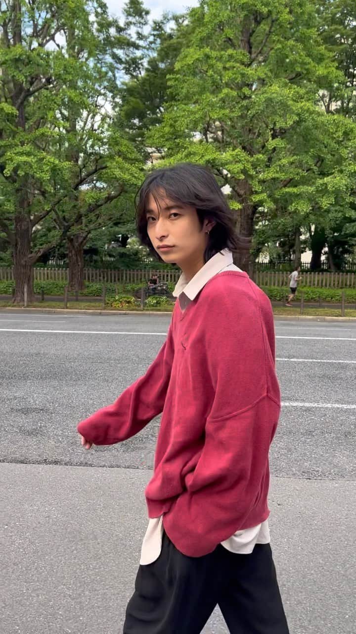 上野一稀のインスタグラム：「・ walking. ・ ・ ・ ・ ・ ・ ・ ・ ・ ・ ・ ・ #メンズファッションコーデ #メンズファッションコーディネート #ユニセックスコーデ #いちょう並木 #いちょうの木 #外苑前 #サングラスコーデ #メンズモデル #shirt #シャツコーデ #夏服コーディネート」