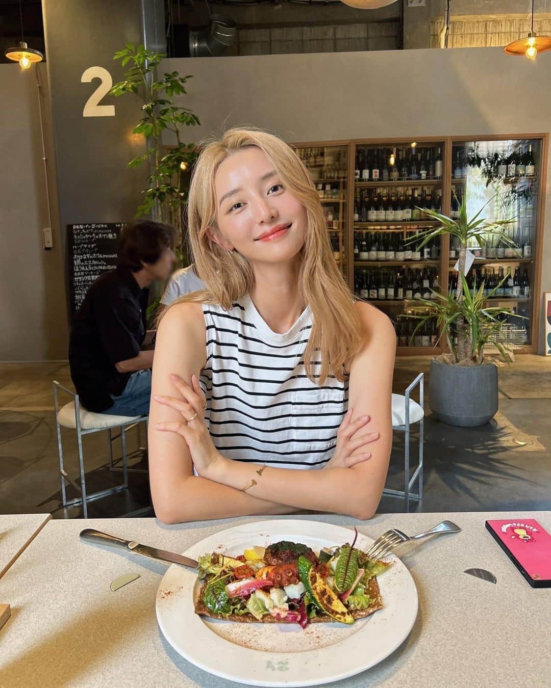 優木望未のインスタグラム：「今日も暑ぅな１日でしたね。#アホ毛」