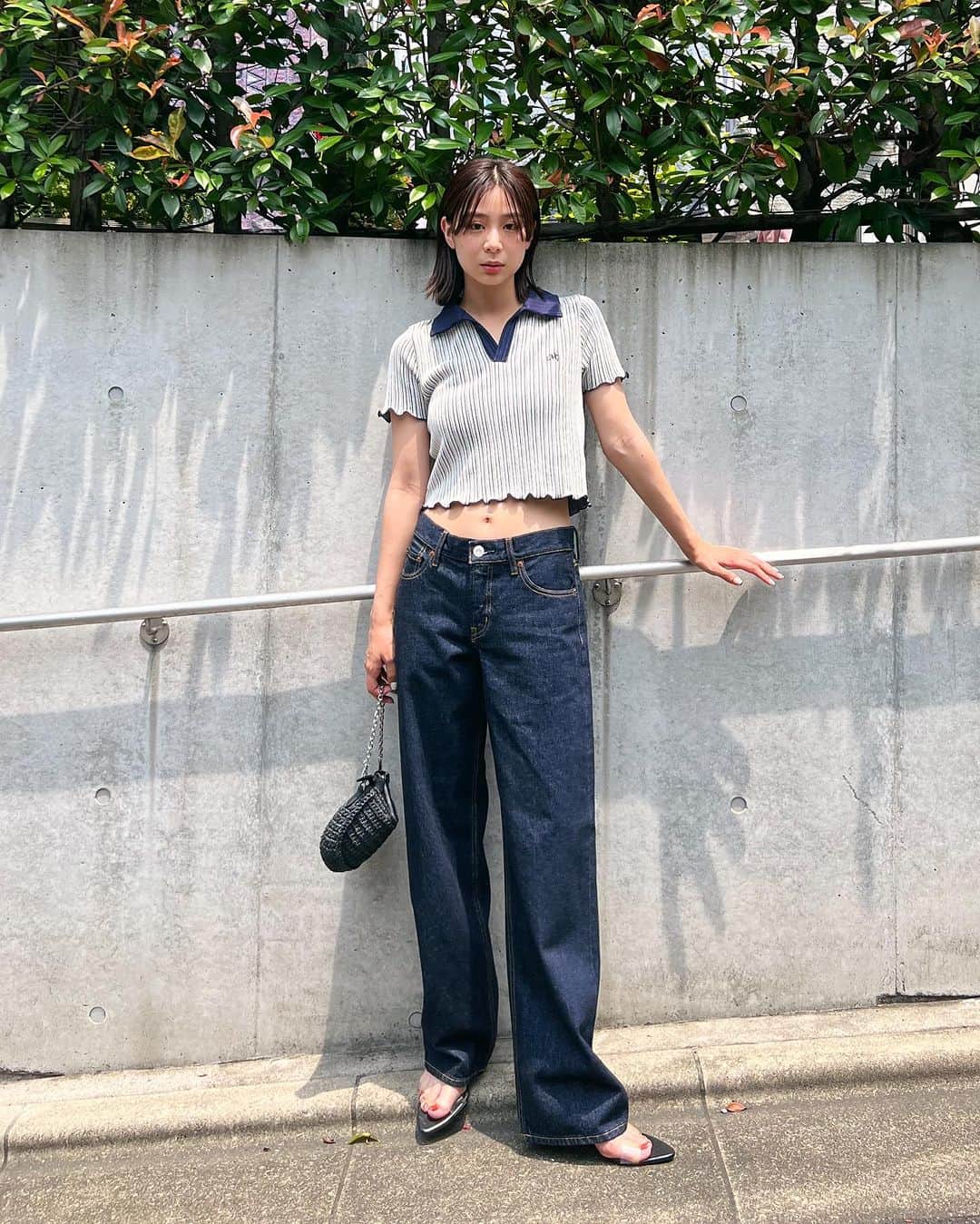 MOUSSY SNAPさんのインスタグラム写真 - (MOUSSY SNAPInstagram)「#MOUSSYSNAP @erika_mtzk 162cm SHIBUYA109店スタッフ  ・BI-COLOR SKIPPER TEE(010GAL90-5320) ・90S LOWRISE LOOSE STRAIGHT ONE WASH(010GAA11-5450) 全国のMOUSSY店舗で7月13日(木)より発売予定。  ・REMOVABLE SHOULDER BAG(010GSW51-1710) ・POINTED SEETHROUGH SANDALS(010GSS52-0880) 全国のMOUSSY店舗／SHEL'TTER WEBSTORE／ZOZOTOWNにて発売中。  #MOUSSY #MOUSSYJEANS」7月10日 21時22分 - moussysnap