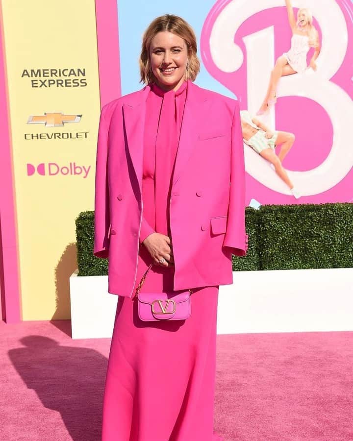 ELLE DKさんのインスタグラム写真 - (ELLE DKInstagram)「Mens de fleste holdte sig til den pink dresscode ved søndagens #Barbie-premiere i Los Angeles, overraskede filmens hovedperson #MargotRobbie ved at gå totalt kontra på det lyserøde univers i en sort #Schiaparelli-kjole.   Men det er alligevel en af de mest Barbie-venlige kjoler skuespilleren har båret til dato. Læs hvorfor via link i bio, og se mange flere billeder fra den lyserøde løber, hvor stjerner som Dua Lipa, Ryan Gosling, Billie Eilish og Gal Gadot var med.   Foto: Mega」7月10日 21時25分 - elledanmark