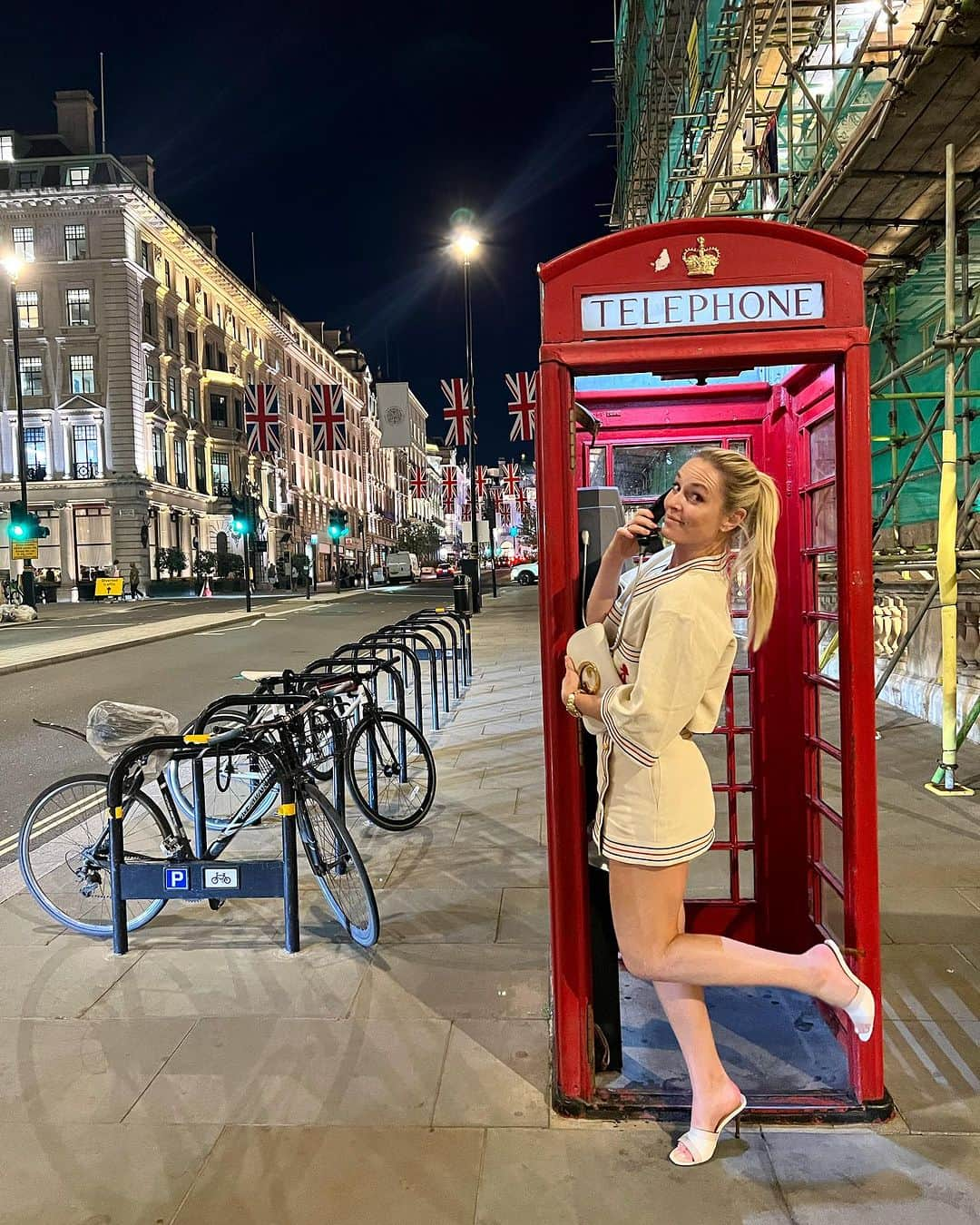 リンゼイ・ボンのインスタグラム：「All the touristy things I’ve never gotten to do ✅  tried to connect to the Ministry of Magic but never got through lol」