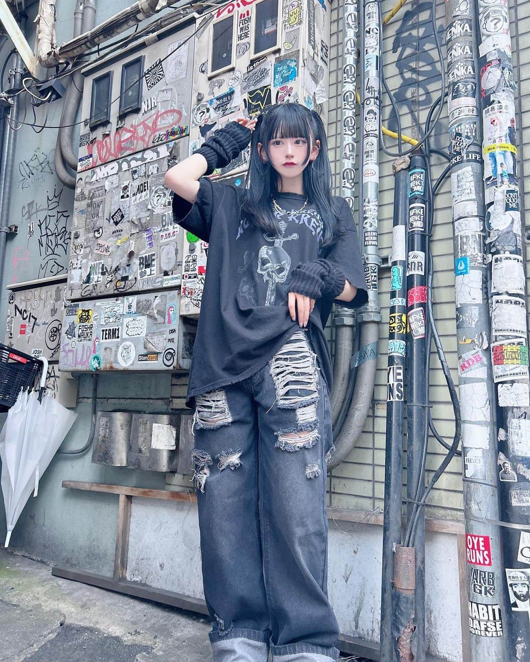 狐波ろんのインスタグラム：「@norda.official さんとこのデニム着ちゃー！！ダメージの感じ可愛すぎる愛用決定かもฅ•ω•ฅ」