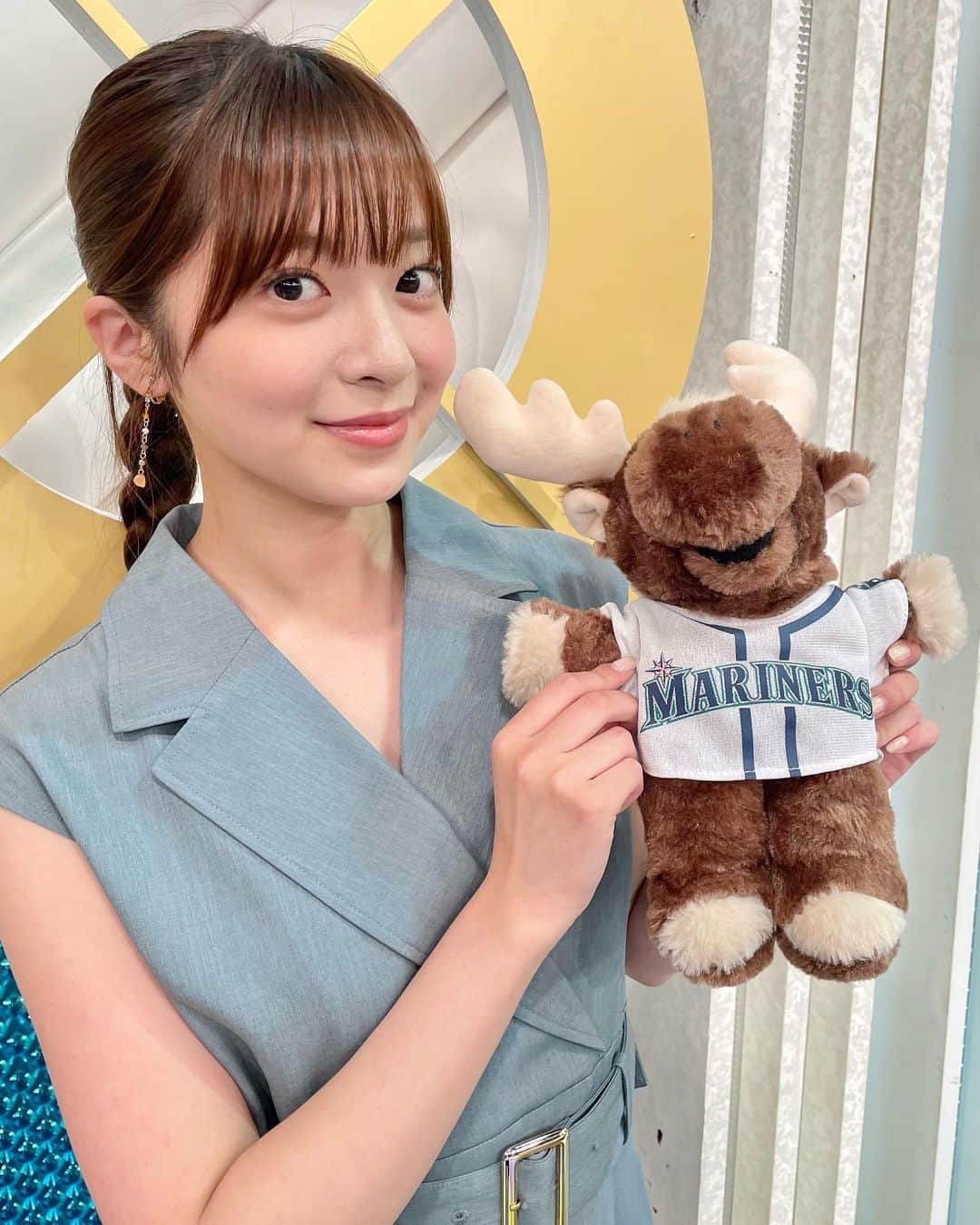 菊池柚花のインスタグラム：「. . . いよいよ明日から待ちに待ったホームランダービー、そしてオースターゲームが開幕します⚾️✨  私が今年のホームランダービーで注目している選手は、フリオ・ロドリゲス選手（SEA）!!  去年ルーキーながらにファーストラウンド・セカンドラウンドともに、脅威の30本超えという成績を残しました。 衝撃的なパワーを見せつけましたが、結果はわずか1本差で惜しくも準優勝。それでも強烈なインパクトを残していたので、個人的に1番印象に残っています☺️ 今年はいきなり2度の優勝経験がある、強敵アロンソ選手との対決ということで、決勝のようなハイレベルな戦いが見られそう💥  今年の会場Tモバイルパークは、ロドリゲス選手にとってはホーム球場🏟イチローさんの愛弟子でもありますし、シアトルファンが見守る中での最年少の活躍に期待したいです!!  そしてそしてオールスターゲームでの注目は、まずは誰が何を言おう、千賀投手と大谷選手の日本人対戦が実現するかどうか!! MLB屈指のスター揃いの舞台で、是非とも2人の対戦が見てみたい🙏🏻✨  他にも大谷キラーとも言われるハイム選手（TEX）とチームメイトとして戦うのも楽しみですし、いろんな掛け合わせが見られることにワクワクしています☺️  守備も見所です👀 去年のヒメネス選手（CLE）のバックトスには惚れ惚れしました♡ 私は特に三塁から一塁への送球【5-3】が好きなので、守備の名手アレナド選手（STL）からフリーマン選手（LAD）へ…！ など、豪華な送球リレーを妄想して既に幸せな気持ちになっています…😂笑  みなさんの注目ポイントも教えてください🔍 年に一度の夏の祭典、一緒に楽しみましょう☺️🤍  今年はシアトルで開催ということで、マリナーズのマスコット “マリナー・ムース” と撮ってみました🦌📸」