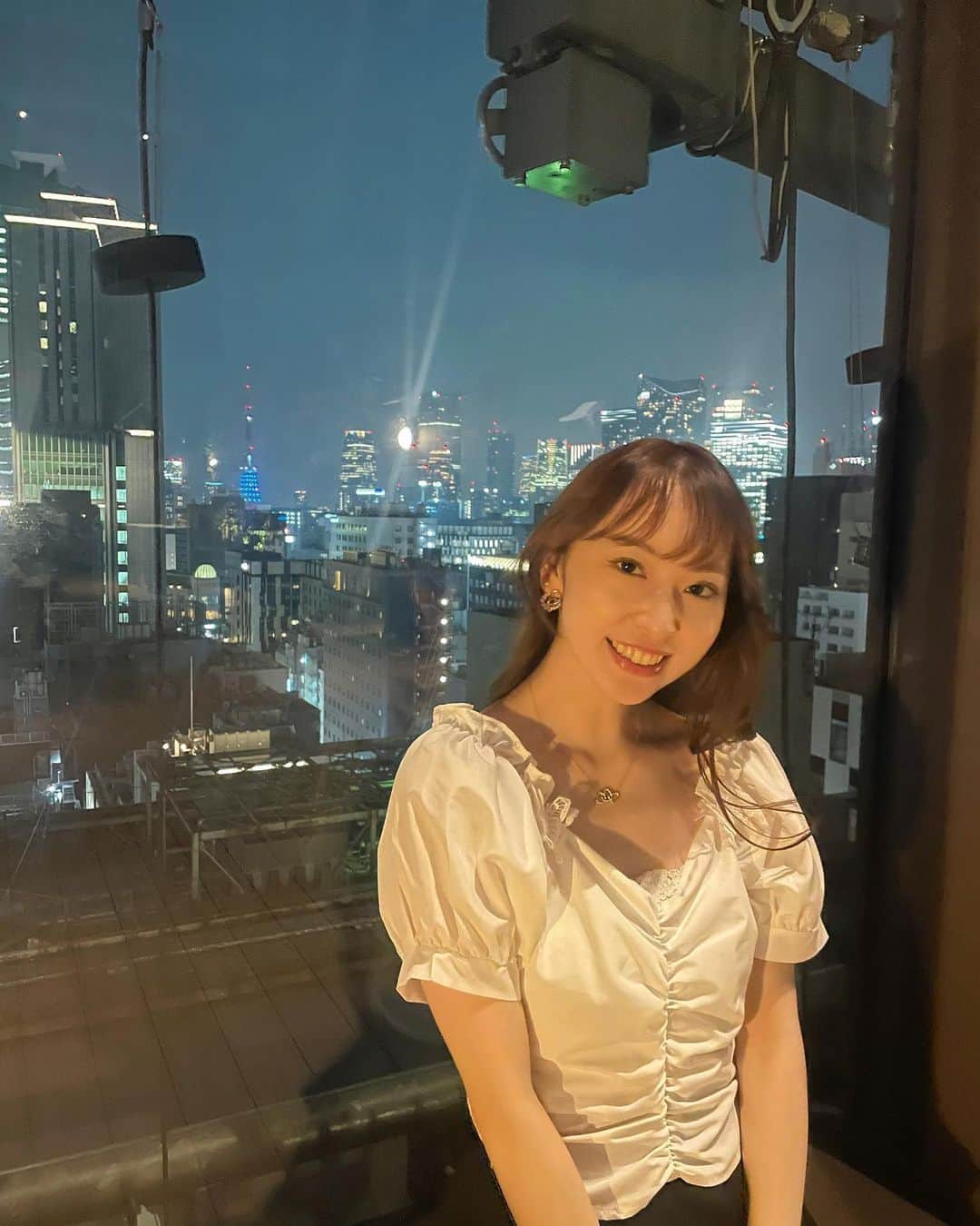 高垣かれんのインスタグラム：「・ 夜景好き😌🌃 . . #夜景スポット #被写体モデル  #モデル #レースクイーン#japanesegirl #セルフネイル#japanesemodel #时装 #오오티디 #대일리룩 #얼짱 #셀피 #漂亮」