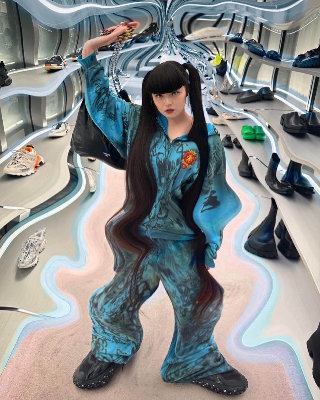 森山穂乃香のインスタグラム：「@balenciaga #Balenciaga Thank you for the gift from Balenciaga This water bottle is the best🚰💧 It's too hot outside,so I need some water🩵 I like winter better than summer🥵☀️」