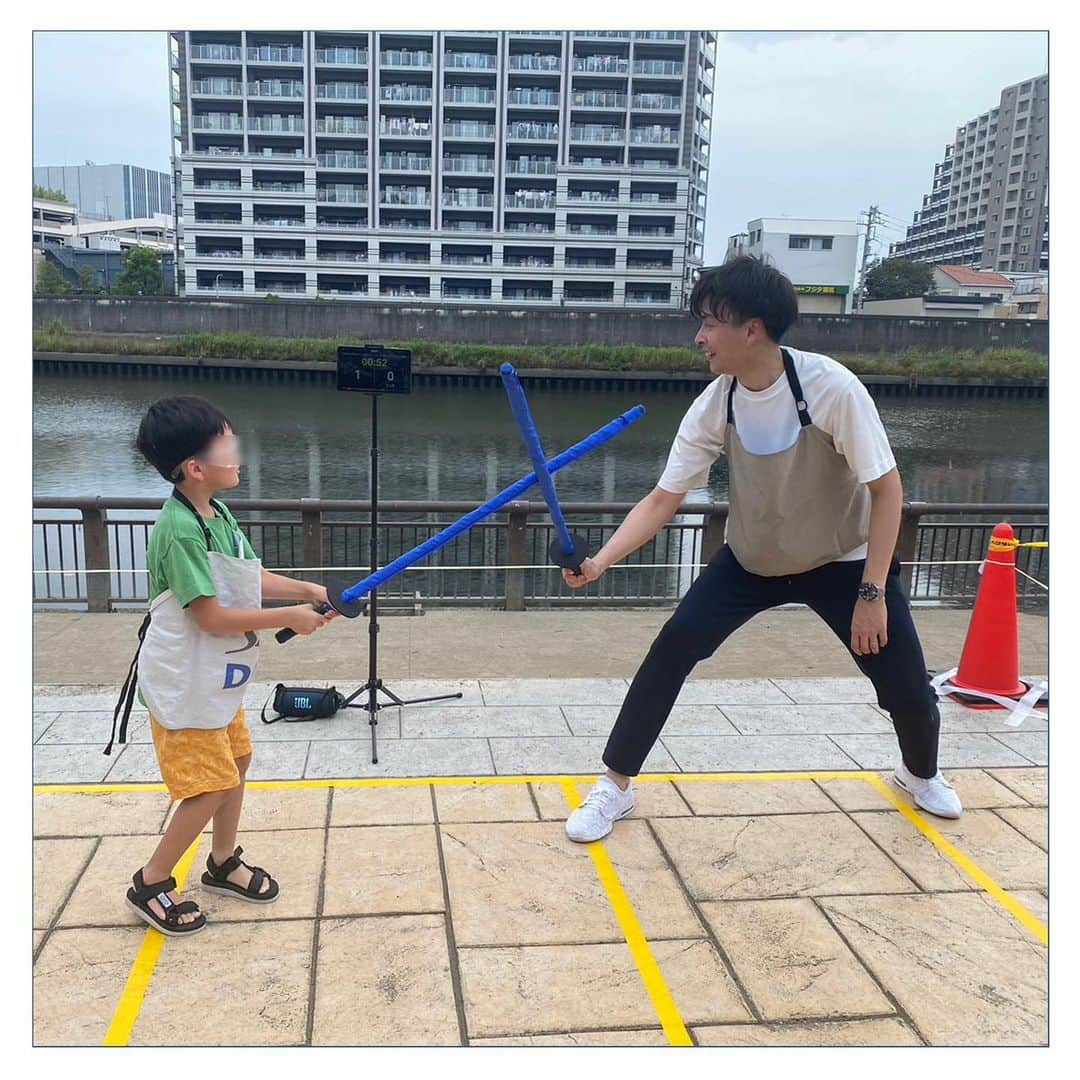 宇山賢さんのインスタグラム写真 - (宇山賢Instagram)「先日、板橋区 水上バス小豆沢発着場にて開催された 「小豆沢で乾杯」イベント内にて スマートフェンシング体験会を行いました。  ヨーヨー釣りやかき氷の屋台に集まってくる 子供たちが興味を示してくれて たくさんの方に体験頂きました。  体験会以外でも多くの方々と 交流させて頂き 汗をかいて現場に行く大事さを 改めて実感しました。 (この季節熱中症にはご留意を🥵  徐々に忙しくなってきたなと 嬉しい悲鳴をあげつつ フットワーク良くスポーツの力を 多くの人に還元していきたいと思います。  体験して頂いたみなさま 関係者のみなさま 本当にありがとうございました！  #板橋区 #小豆沢 #フェンシング #スポーツ #体験会 #スマートフェンシング #大日本印刷 #dnp #ミズベリング板橋 #小豆沢で乾杯 #esrelier」7月10日 21時36分 - satofen.1210