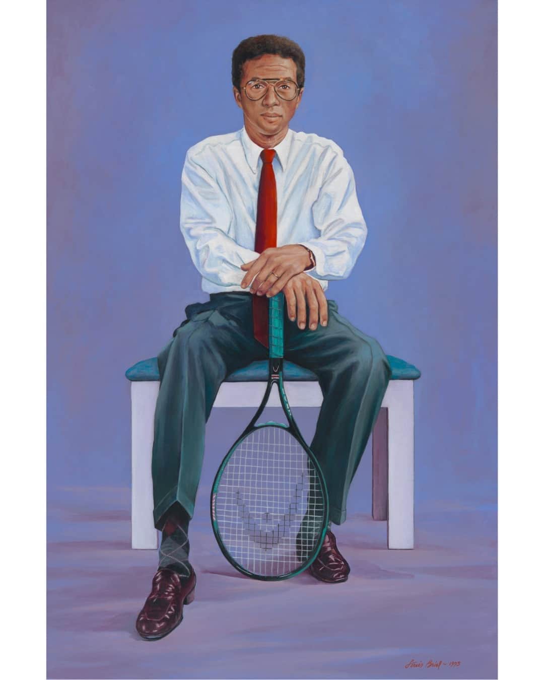のインスタグラム：「Wimbledon champion and humanitarian Arthur Ashe grew up playing tennis on segregated courts in Richmond, Virginia. He would have turned 80 today. 🎾  The first African American to win the U.S. Open men’s singles title and a champion later at Wimbledon, Ashe was known for his poise and commitment to fairness.   Ashe pushed for greater access to to the sport for African American children, wrote about the history of African American athletes, and advocated for the end of apartheid in South Africa. After contracting HIV from a blood transfusion following heart surgery, Ashe raised awareness about the disease and spoke at the United Nations about it.  This 1993 portrait of Ashe by Louis Briel is in the collection of our @smithsoniannpg」