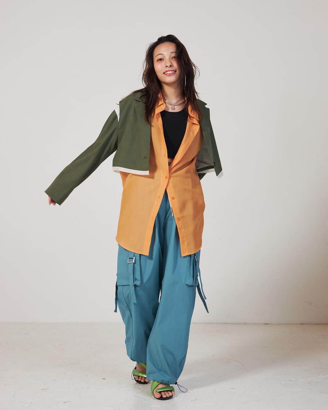 ジェニーのインスタグラム：「【報告】 この度、洋服をプロデュース させて頂きました!!🥳🎉✨  6品目は『サマーショートジャケット』🥹💕  一年中着回せる優しくて涼しい素材 上品さを遊び心を忘れない一品✨  1️⃣サラサラ生地ー！ 夏でも着れるサラッとした肌触りに 着ていても軽い素材を使用😎👏  暑くなって蒸れると肌が痒くなる 私も着れる生地を選びました☺️  2️⃣「シアー素材」を使った工夫！ 見えるでしょう、シアー素材 これを肩に背中部分、そして 名前わからないけど服の下の部分w  ここをシアー素材をつけて爽やかさ 重く見えない一工夫を入れてます🥹  少し珍しいデザインなんじゃないかな？ とそこを見るたびにキュンとしてます🫰  3️⃣隠れた可愛らしさ 肩などで見れるシアー素材。 後ろの背中にもあるんだけど なんとプリーツになってるの！  ジャケットって堅苦しい、メンズライクな 印象になりがちなのをぶち壊すワンポイント💗  ボタン部分もかわいいい！  4️⃣クロップド丈ー！ やっぱりこの丈感がかわゆい(¯꒳¯*) ワンピースやショーパン、 ハイウェストに合う一品に！  色んな場面で活躍してくれると思う☺️  5️⃣ボタンが違う…？ ブラウンは黒ボタン グリーンはマーブル柄のボタン  と２つ違う印象に(´꒳​` ) 好みで選んでくださいまし♡︎ʾʾ  6️⃣工夫とこだわり、着やすさに 全集中したジャケット！！ どの季節にも大活躍すると思う！  そんなジャケットは FRONT ROW by UUUMのサイトにて 7月10日(月) 本 日 ま で 受注販売！  これで洋服の投稿は全て終了！ 長い間付き合ってくれて ありがとうございました！  少しでも1日を楽しく過ごせますように☺️」
