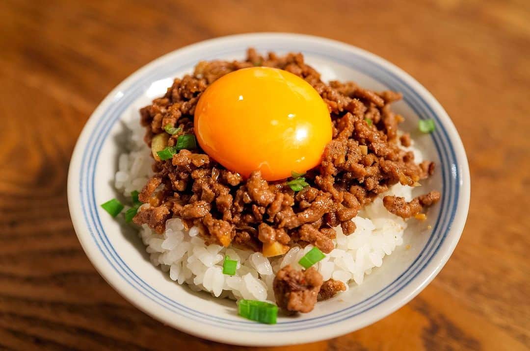 印度カリー子のインスタグラム：「【レシピ】簡単！即席！そぼろ牛丼  味噌と醤油に香るクミンが美味しすぎる！  是非お試しください！  材料（3〜4人分） ・合い挽き肉　300g ・にんにく　2かけ(みじん切り) ・しょうが　1かけ(みじん切り) ・長ネギ　20㎝(みじん切り) ・クミンシード　小さじ1/2 (あれば) ・ごま油　大さじ1  A ・味噌　　大さじ1 ・醤油　　大さじ1 ・酒　　大さじ1 ・砂糖　　大さじ1 ・クミンパウダー　大さじ1 ・チリペッパー　小さじ1/4 ・ブラックペッパー　小さじ1/4  トッピング（お好みで） ・卵黄、青ネギ  作り方 ①ごま油でクミンシードを熱する。泡を立てて浮かんできたらにんにく、生姜を熱する ②香りが立ってきたら、長ネギ、合い挽き肉を加えて炒め合わせる ③肉の色が変わってきたらAを加えて炒める。  ★クミンの使い方はYouTube『印度カリー子　そぼろ牛丼』でチェックしてね！」