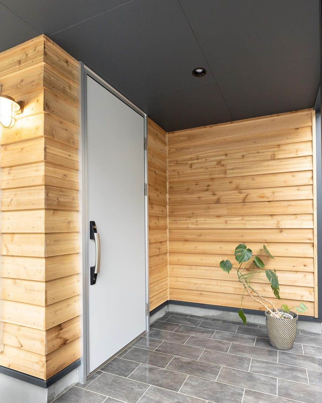 クボタ住建さんのインスタグラム写真 - (クボタ住建Instagram)「「木の家だからできること」  #クボタ住建  鎧貼りにシルバーの玄関ドア、黒のタイルがかっこいい！  吹抜けの壁一面を贅沢に木仕上げに。1度見たら忘れられないほどリビングを印象づけます✨  造作収納だけでなく、外観や内装にも無垢の木を効果的に施したクボタ住建の木の家をぜひご覧ください💡  丘の上の家/厚木市S邸  ＜クボタ住建施工＞  @kubota_jyuken  #吹抜けリビング  #玄関ポーチ #キッチン #キッチン収納 #鎧貼り #ガルバリウム外壁 #玄関ドア #土間収納 #造作提案 #ニッチ #玄関タイル #サンワカンパニー #外観デザイン  クボタ住建は優しく温かい自然素材の木の家をつくります HP & more photos→@kubota_jyuken 施工事例多数掲載しております。 ホームページへもぜひ↓ https://kubotajyuken.com/  ⭐︎スタッフブログ⭐︎ https://kubotajyuken.com/blog/  #クボタ住建 #神奈川の注文住宅 #大和市#湘南の家#suumo注文住宅 #自由設計 #木の家 #無垢の家 #自然素材の家 #和モダンな家 #暮らしをつくる #暮らしを楽しむ #丁寧な暮らし#構造現し  クボタ住建 棟梁の自宅、随時見学受付ます。 資料請求やお問い合わせも是非。 メッセージDMでもどうぞ」7月10日 21時34分 - kubota_jyuken
