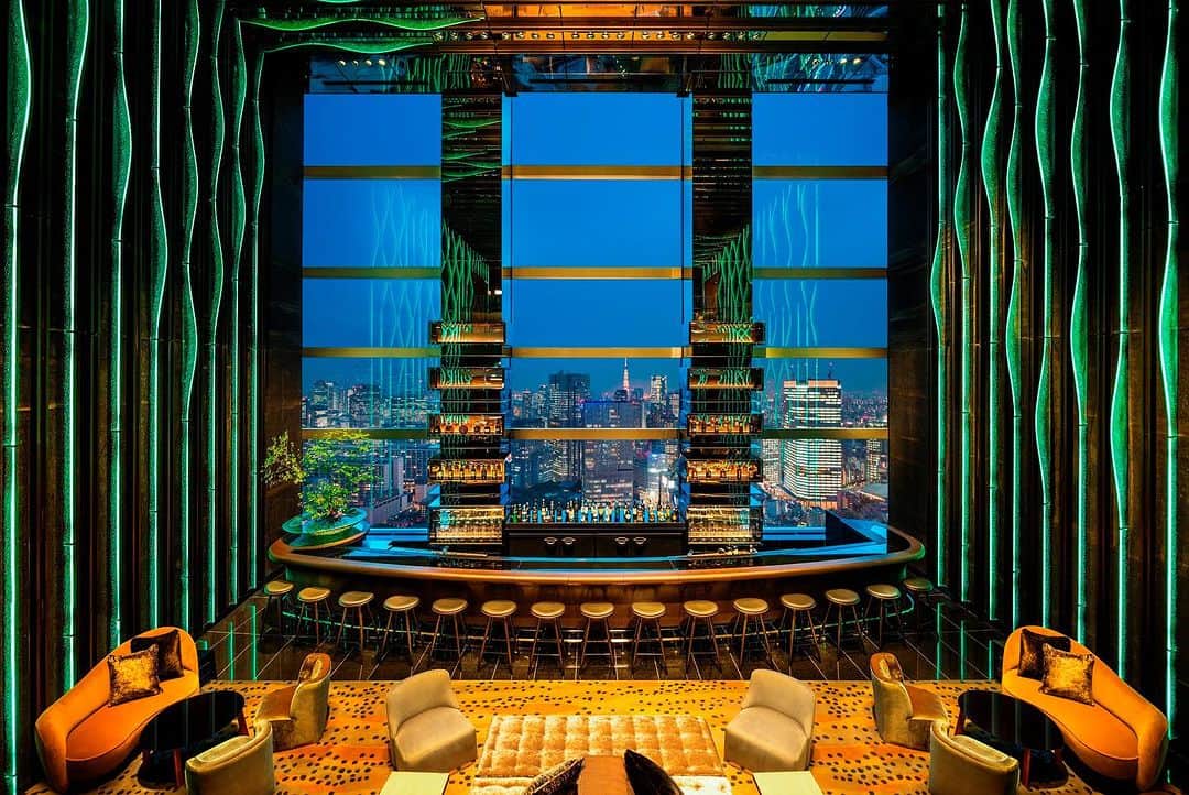 ザ・プリンスギャラリー 東京紀尾井町さんのインスタグラム写真 - (ザ・プリンスギャラリー 東京紀尾井町Instagram)「【Craft Gin Tasting】  当ホテルではご宿泊者さま専用の体験プログラム「GALLERY EXPERIENCE 」をご用意。  「Sky Gallery Lounge Levita」にて、日本の四季が生んだ六種の和素材を使用した"ジャパニーズクラフトジン"と、イギリスの伝統的な製法で作られた"ロンドンドライジン"。異なる味わいを、お好みの飲み方でお楽しみいただけます。  The hotel offers a "GALLERY EXPERIENCE" experience program exclusively for hotel guests.  At Sky Gallery Lounge Levita, guests can enjoy two different types of craft gin: Japanese craft gin made with six different Japanese ingredients from the four seasons in Japan, and London Dry Gin made in the traditional British way.  You can enjoy the different flavors in your favorite way.  Share your own images with us by tagging @princegallerytokyokioicho ————————————————————— #theluxurycollection #princehotels #visittokyo #tokyohotel #marriottbonvoy #theprincegallerytokyokioicho  #tokyohotel  #hocance #japaneseexperience #東京 #赤坂見附 #ザプリンスギャラリー東京紀尾井町 #東京ホテル #ホカンス #ジン #絶景 #テイスティング」7月10日 21時45分 - princegallerytokyokioicho