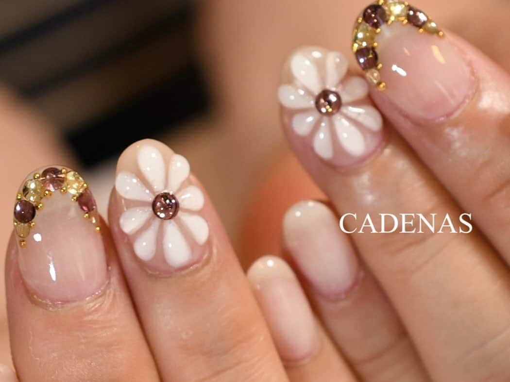 Yuka Maeda ::manicurelistのインスタグラム：「. Salon data▼ ＝＝＝＝＝＝＝＝＝＝＝＝＝＝＝＝＝＝＝＝ . CADENAS -nail eyelash salon- ●Nail artist  @yuka.maeda  @yuki_cadenas @mai_cadenas ●eyelash　@cadenaseyelash  ゲストに愛と感動を…♡ . 【 LINE ＠cadenas 】 ご予約/お問い合わせはLINEよりお気軽に🤲 ▶︎▶︎#cadenasnail デザインアップしてます♡  price…★⭐︎Instagram特別キャンペーン中⭐︎★ . 「インスタ見たよ👀」と LINEからご予約で特別プライス7500円！！ . ※ご新規様限定 ※キャラクターや特殊なエレメント等のみ 別途料金いただく場合ございます🙇🏻‍♀️ . . price…初回8000円（オフ込み） access…大阪市北区堂山町16-1  中崎町駅  徒歩5分 /  梅田駅  徒歩6分 . tel… 06-4792-8617 ＝＝＝＝＝＝＝＝＝＝＝＝＝＝＝＝＝＝＝＝ . . .  #中崎町ネイル #梅田ネイルサロン #大阪ネイルサロン #関西ネイルサロン #インスタネイル #instanails #instanail #インクネイル #ネイルサンプル #お花ネイル #ネイルブック #8月ネイル #ネイルチェンジ #ぷくぷくネイル #にゅーねいる #summernails #サマーネイル  #花ネイル #春ネイル #네일아트 #네일스타그램 #귀여운네일 #무광네일  #夏ネイル #yellownails #スプリングネイル #cadenasyuka  #cadenasnail #nailsdesign」