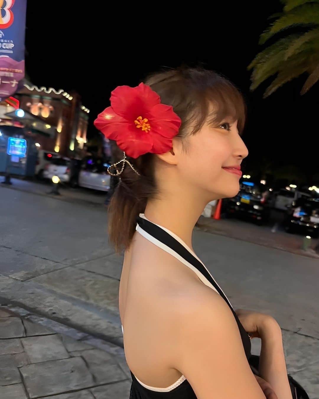 山田野絵のインスタグラム：「沖縄楽しかった〜🌺！ みんなの夏の思い出第一弾を聞かせてください〜💛 #沖縄 #アメリカンビレッジ」