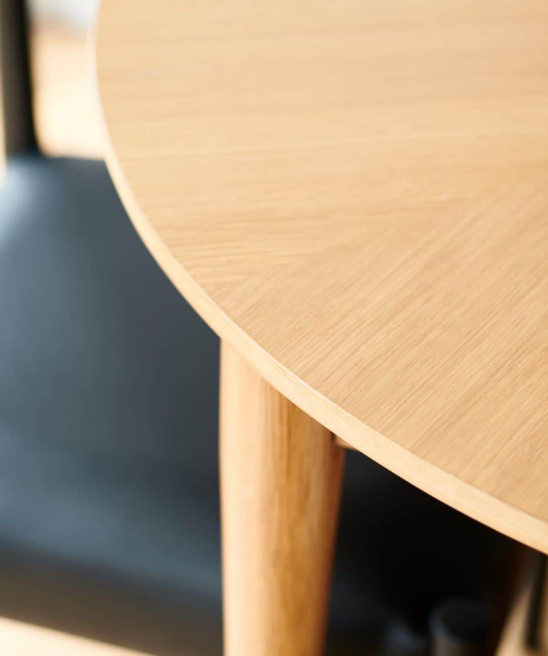 journal standard Furnitureさんのインスタグラム写真 - (journal standard FurnitureInstagram)「"AROS ROUND TABLE" ⁡ "来客の際はテーブルを大きく使いたいけど、普段テーブルは極力コンパクトが良い"と言う方へおすすめしたいラウンドテーブルが新登場。 ⁡ 天板の下に40cmの幅のエクステンション天板が内蔵されていて、90cmから130cmまで広げることが可能！ 天板の伸縮も簡単にできるよう設計されており、一人暮らしのような限られたスペースにお住まいの方でも取り入れやすいダイニングテーブルです。 ⁡ ---- ⁡ ■AROS ROUND TABLE natural 23703960000370 ¥99,000 ⁡ ■PORTO CHAIR natural 23704960000270 ¥34,650 ⁡ ■PORTO CHAIR black 23704960000370 ¥34,650 ⁡ —— ⁡ #journalstandardfurniture #baycrews #interior #moderndesign #moderninterior #roundtable #rounddesign #dininginterior #extensiontable #butterflytable #ジャーナルスタンダードファニチャー #インテリア #ダイニングテーブル #モダンデザイン #シンプルインテリア #ラウンドテーブル #北欧デザイン #北欧インテリア #北欧モダン #シンプルインテリア #ダイニングテーブル」7月10日 21時39分 - js_furniture
