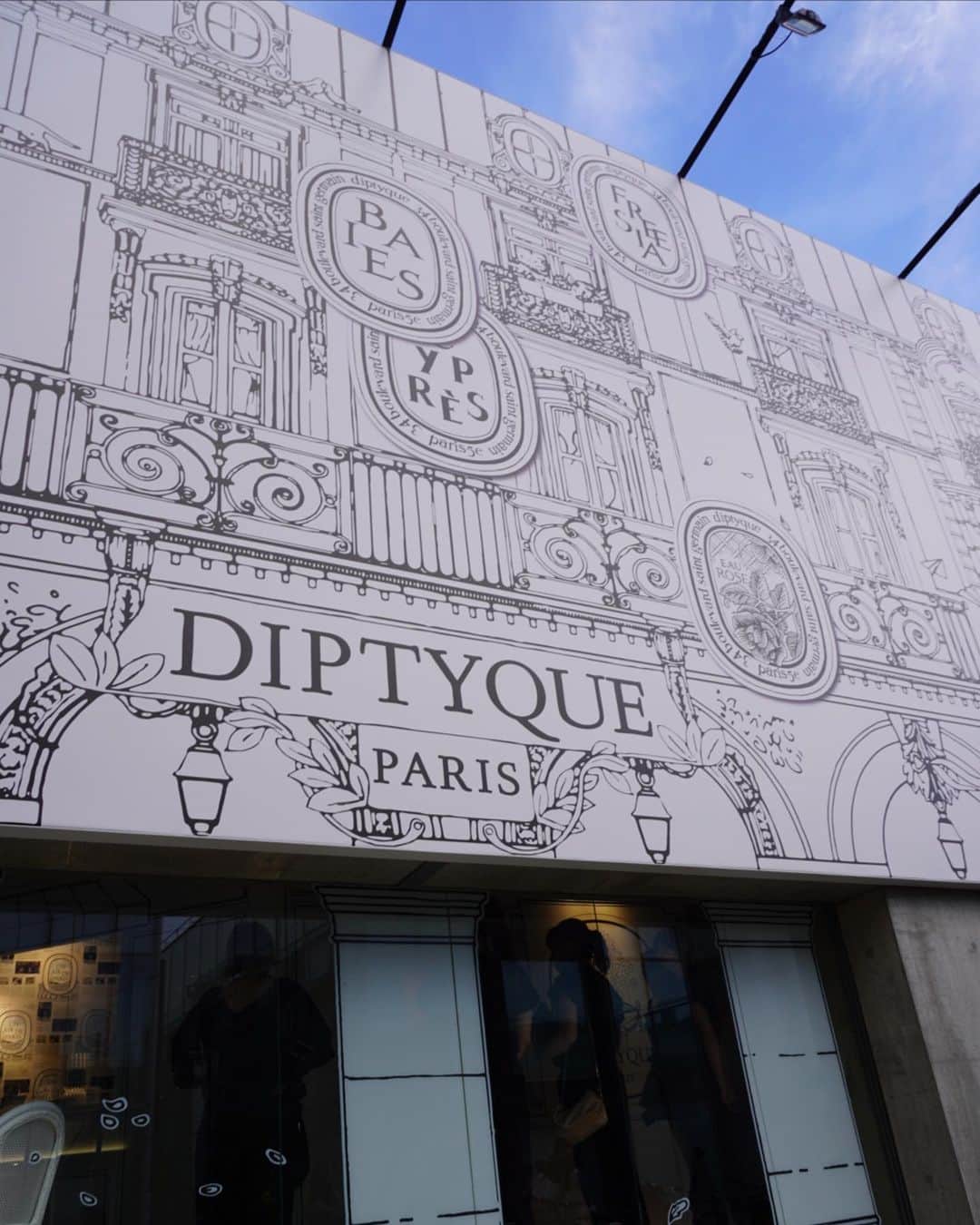 斎藤有沙さんのインスタグラム写真 - (斎藤有沙Instagram)「Un Air de Paris Diptyqueの創業の地、パリを巡る想像の街歩き  日々の生活に欠かせない"香りモノ"  Diptyqueとの出会いは約二年前。 その日から特に愛用しているのは、ヘアフレグランスとキャンドル🕯️ プレゼント選びでも良く利用しているブランドです💐  会場の華やかなさに目を奪われますが、Diptyqueの手仕事にもぜひ注目したいところ。  特に手仕事が光るキャンドルホルダーは、いつかお迎えしたいと思っているアイテムです✨」7月10日 21時40分 - i_am_arinko