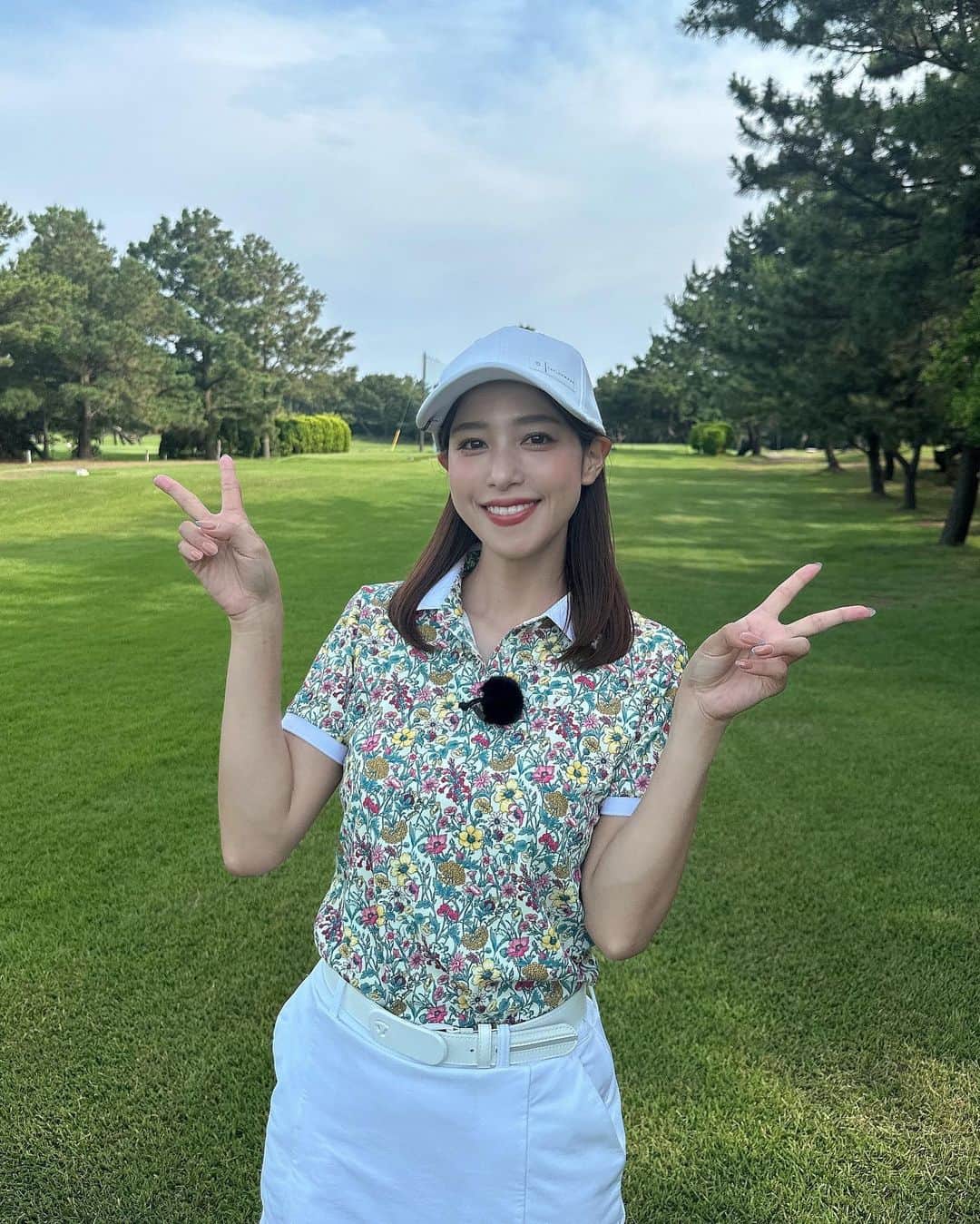 鷲見玲奈ミニスカート画像 鷲見玲奈さんのインスタグラム写真 - (鷲見玲奈Instagram)「. 最近またゴルフ熱高まってます…！！！！  夏は暑くてやる気が下がりがちですが、可愛いウェアで気分を上げて、楽しくラウンドしましょう🌸 リバティ柄のポロシャツは、この夏一番のお気に入り🥰  メンズのカラー ...