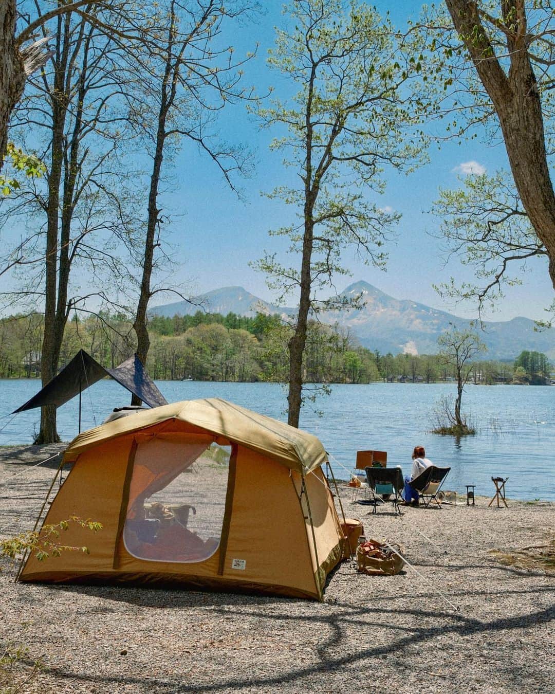 Y U R I Eのインスタグラム：「暑いし、はやくビール飲みたいし。 夏は設営ラクチンが正義だよね🫶  テントから見える曽原湖と磐梯山。贅沢な時間だなぁ😌✨ 📷/ #fujifilm #xs20  #fukushima#fukushima_trip#pepo#camping#campinglife#lakesidecamping#nationalparkofjapan  #福島#磐梯山#曽原湖#ペポライト#ペポ#湖畔キャンプ#キャンプ#磐梯朝日国立公園」