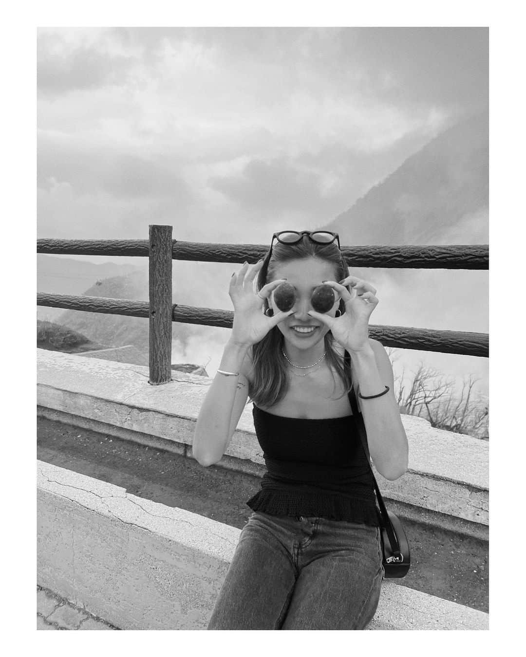 馬詰まほさんのインスタグラム写真 - (馬詰まほInstagram)「Black egg🥚🐦‍⬛🗻🖤 デトックスの旅にいったときの写真🤳 温泉もサウナも最高すぎて飛びそうだった♥ #hakone_trip」7月10日 21時42分 - mahorin.1993